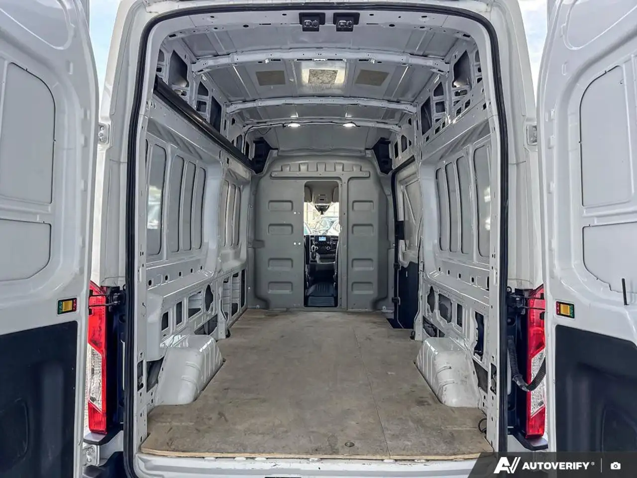 Ford Transit Cargo Van снимка Ford Transit Cargo Van