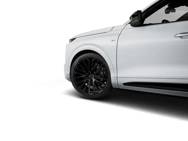 Audi Q7 view 4