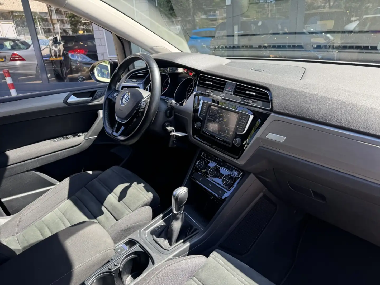 Volkswagen Touran 1.4 TSI Automaat Volledig onderhouden Navi Zwart - 2