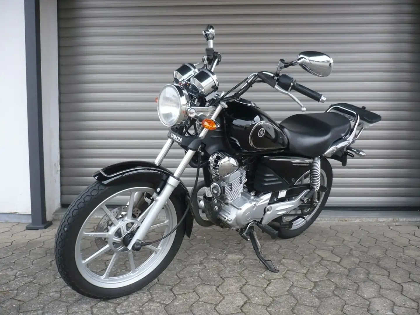 Yamaha YBR 125 Custom Schwarz - 2