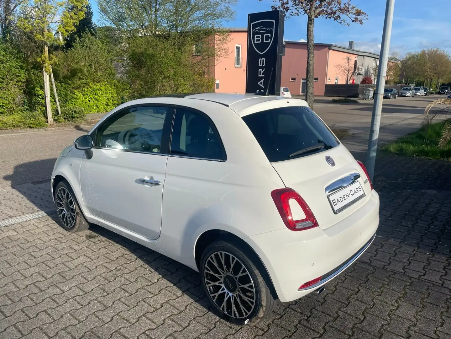 Fiat 500 1,0 MHEV 70 DolceVita Panorama Navi PDC Weiß - 2