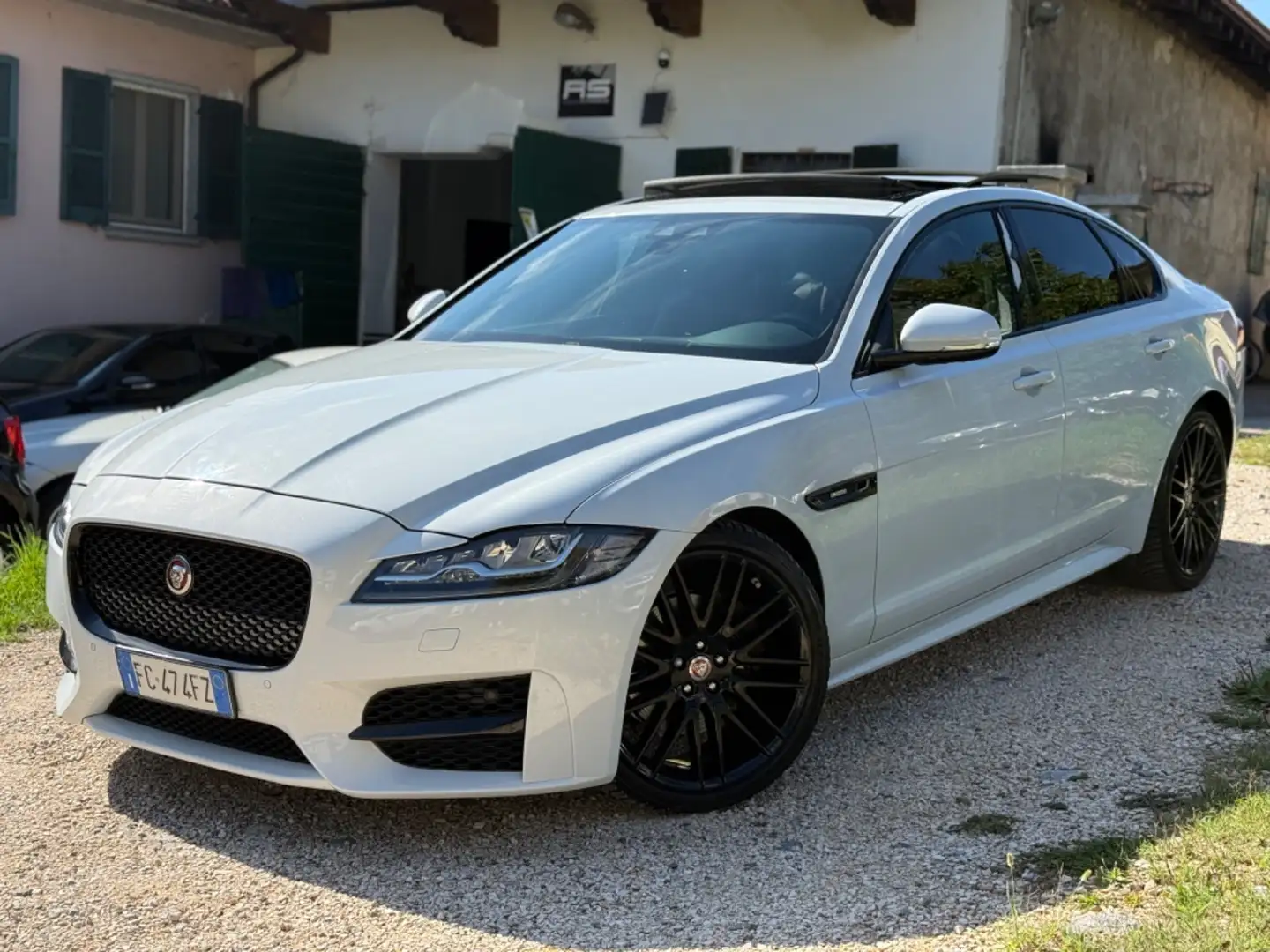 Jaguar XF 2.0 D 180 CV R-Sport Weiß - 1