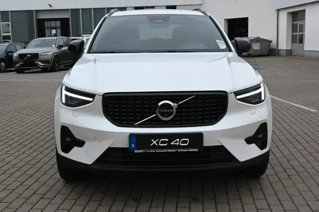 Volvo XC40 view 8