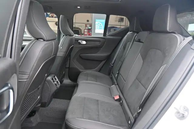 Volvo XC40 view 15