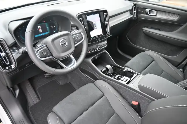 Volvo XC40 view 12