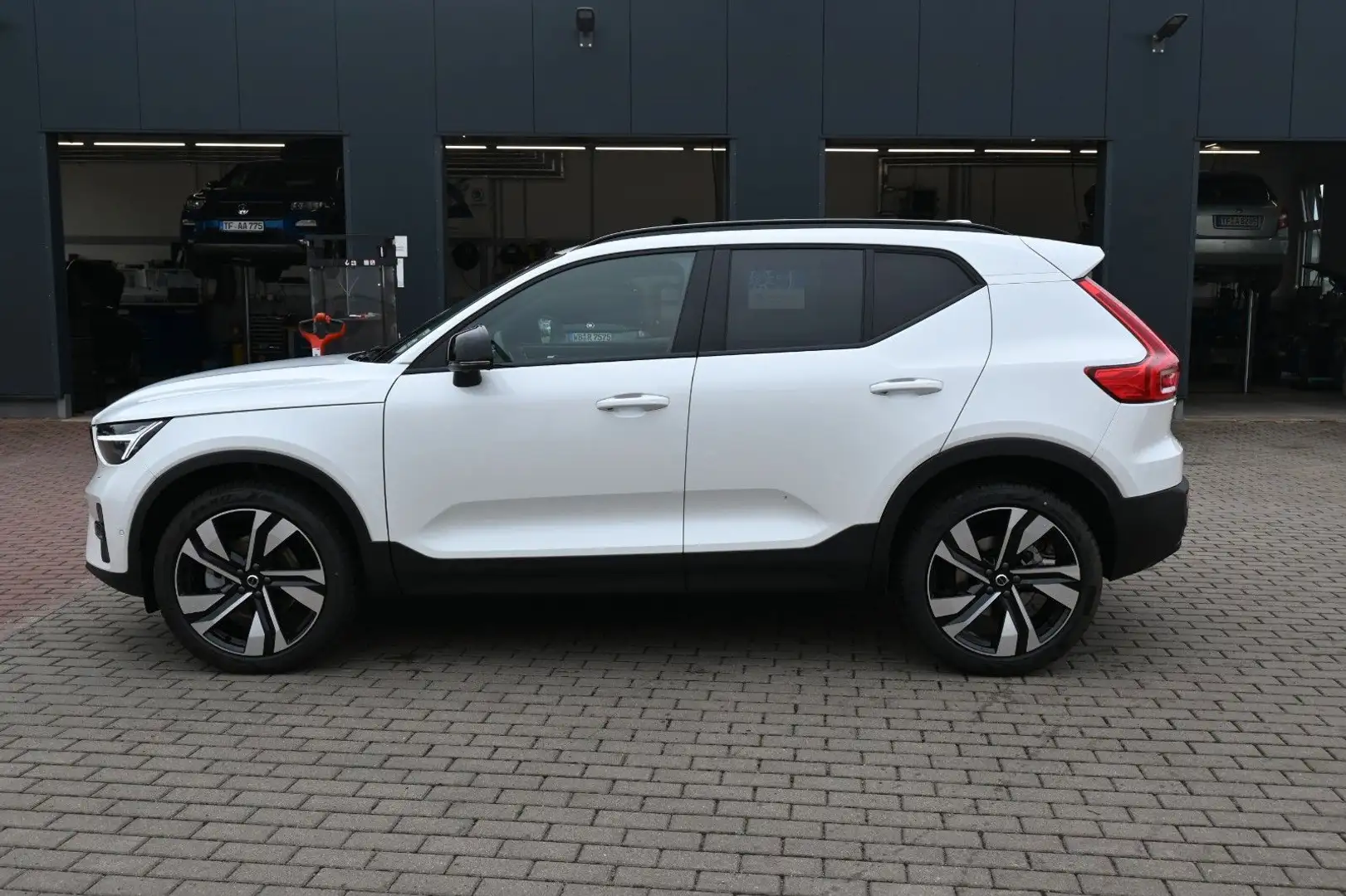 Volvo XC40 B4 DKG Ultra Dark*FSHZG*PANO*360°*ACC*AHK Weiß - 2