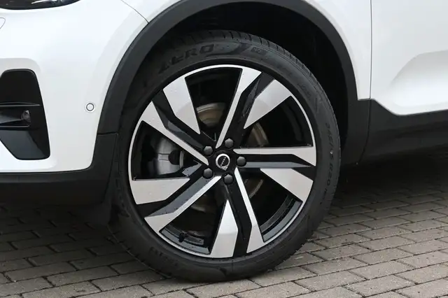 Volvo XC40 view 11