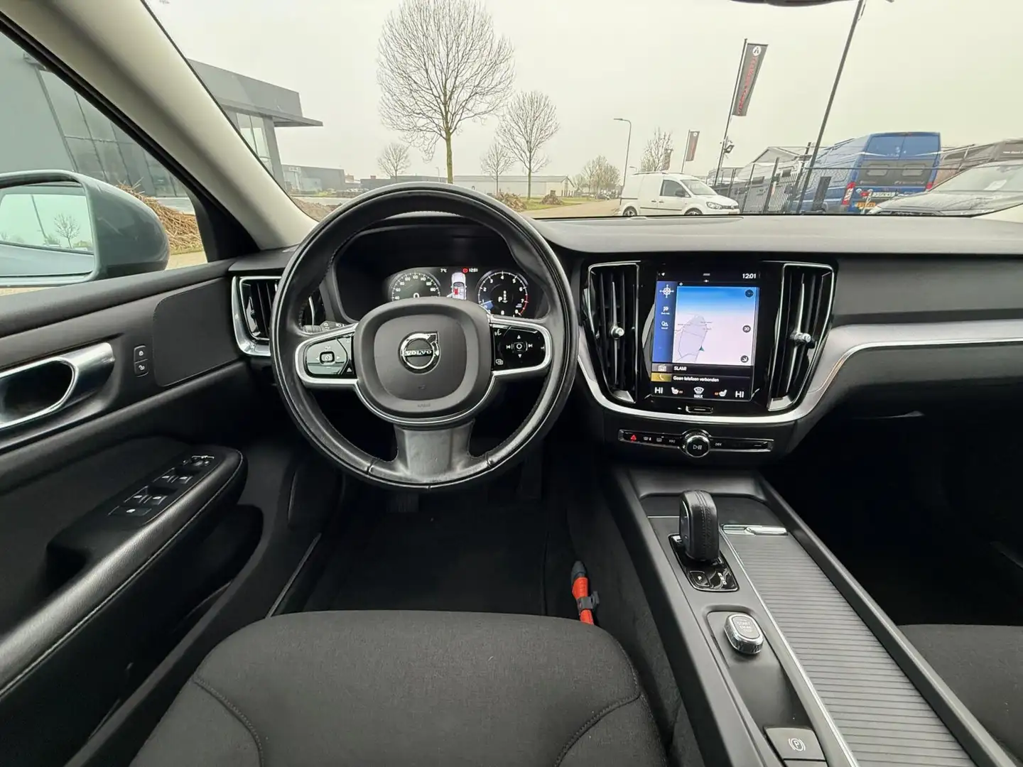 Volvo V60 2.0 B3 Momentum Advantage automaat Gris - 2
