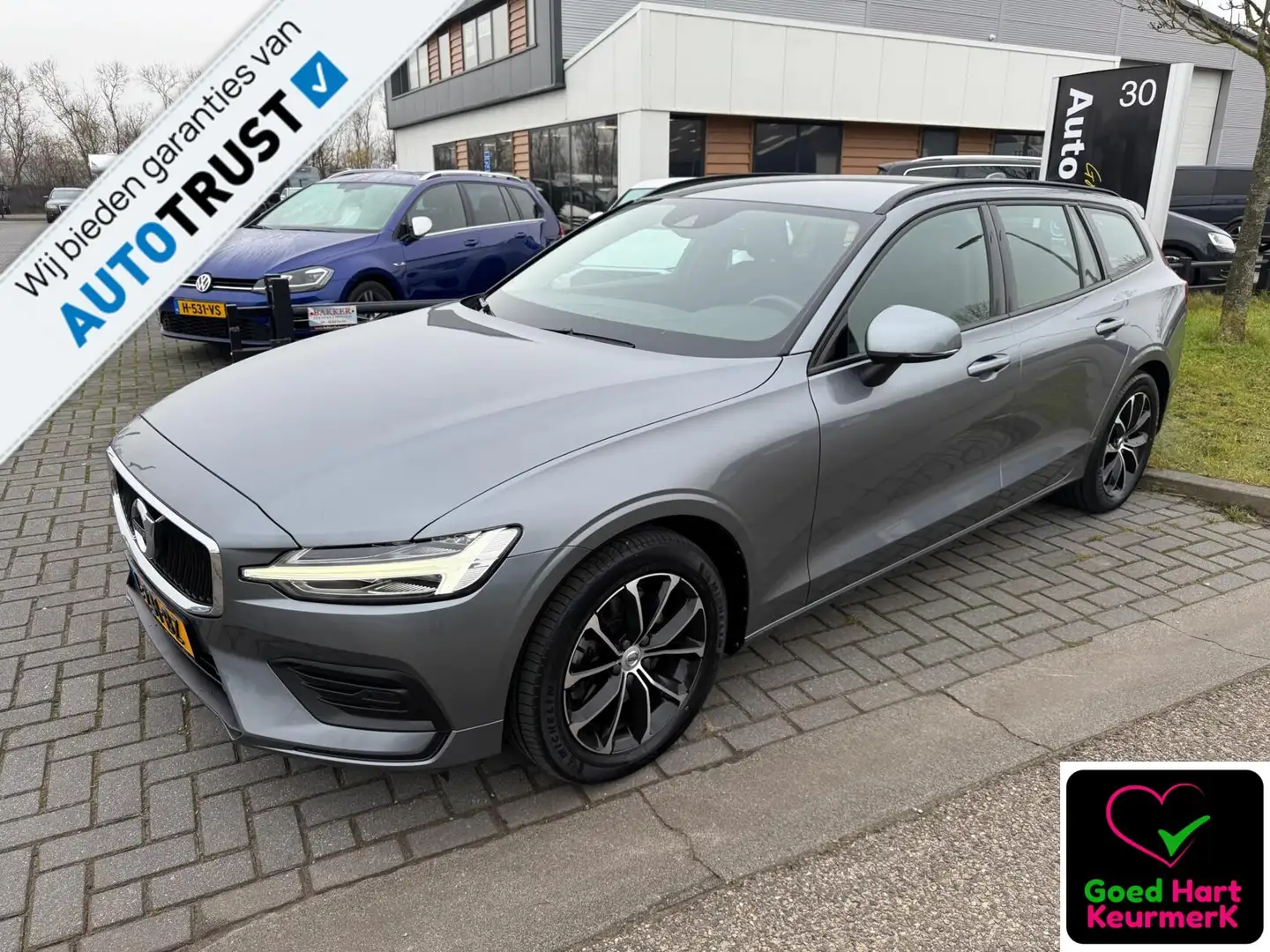 Volvo V60 2.0 B3 Momentum Advantage automaat Gris - 1