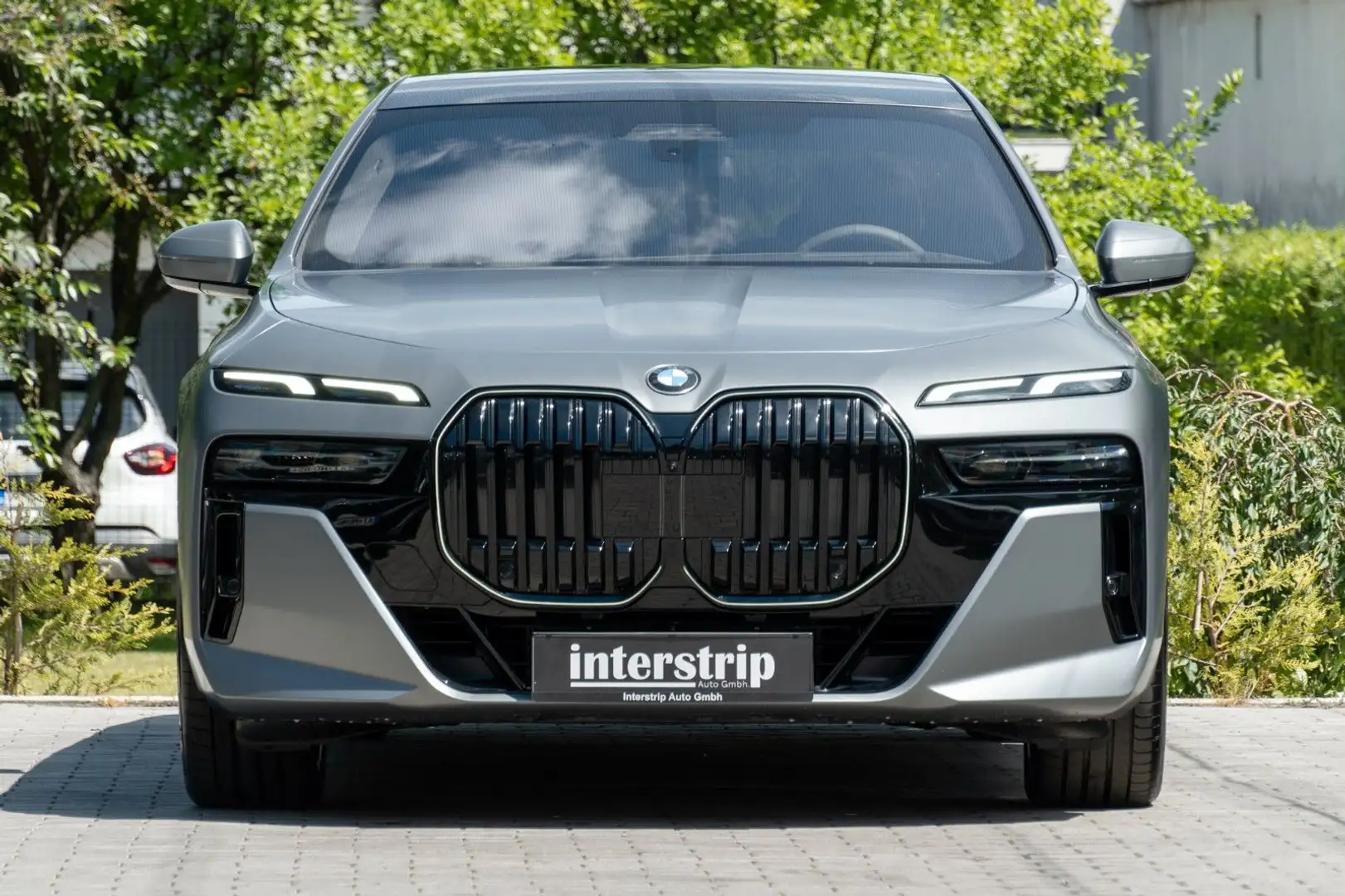 BMW 740 d M SPORT.SKY.MASSAGE.INDIVIDUAL.B&W.360° Grey - 2