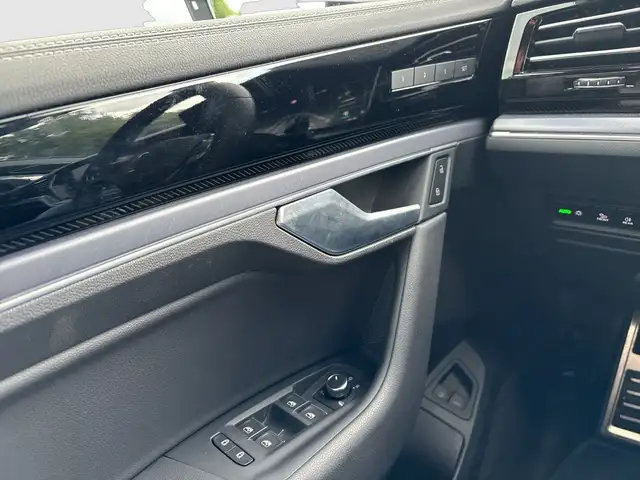 Volkswagen Touareg view 20