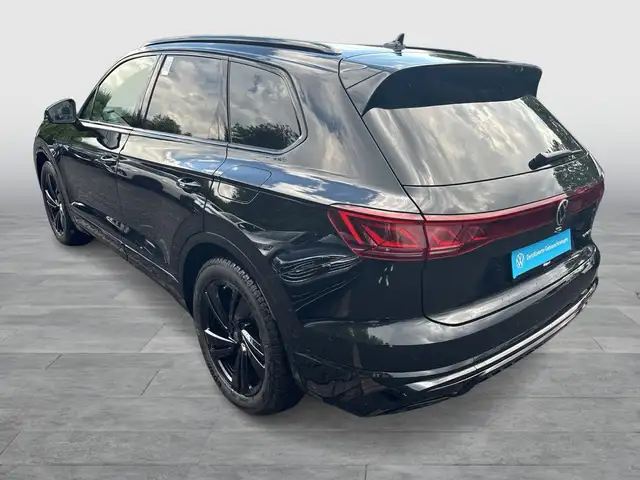 Volkswagen Touareg view 4