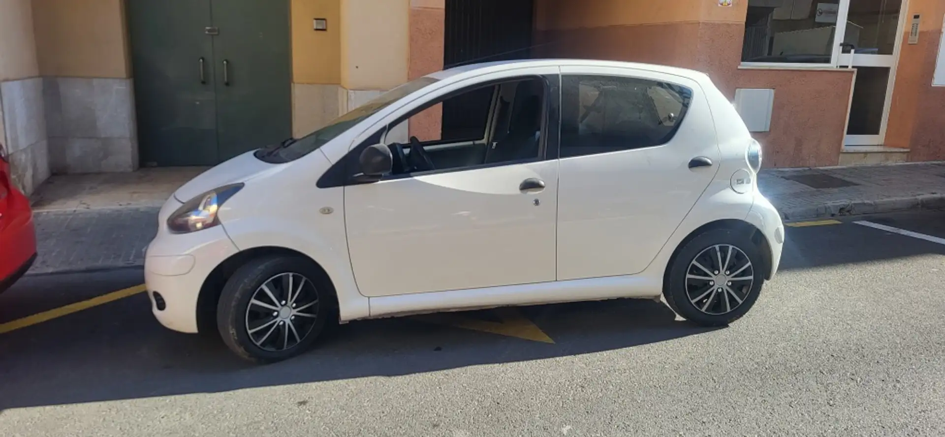 Toyota Aygo 1.0 VVT-i Blue Pack Red Style Blanco - 2