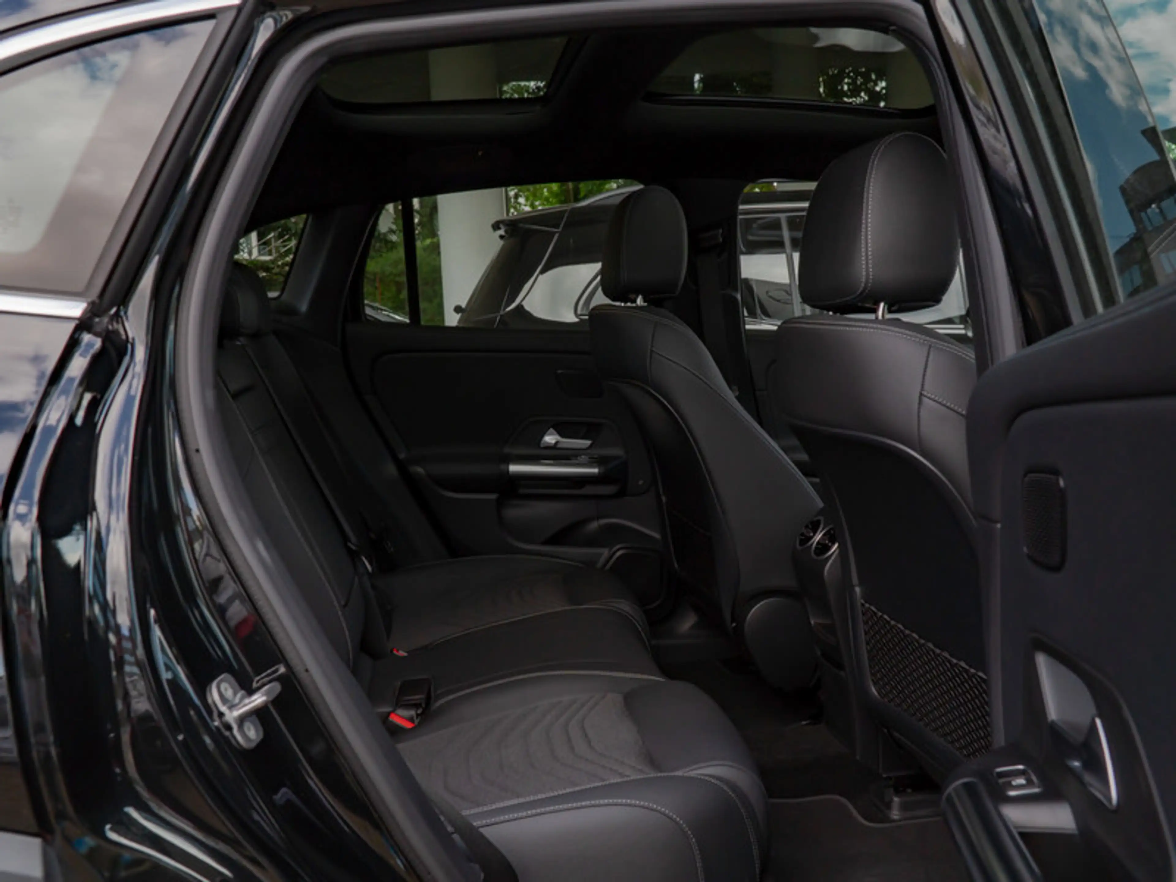 Mercedes-Benz EQA 300 4MATIC Pano+Progressive+Distr+Ambiente — photo 10