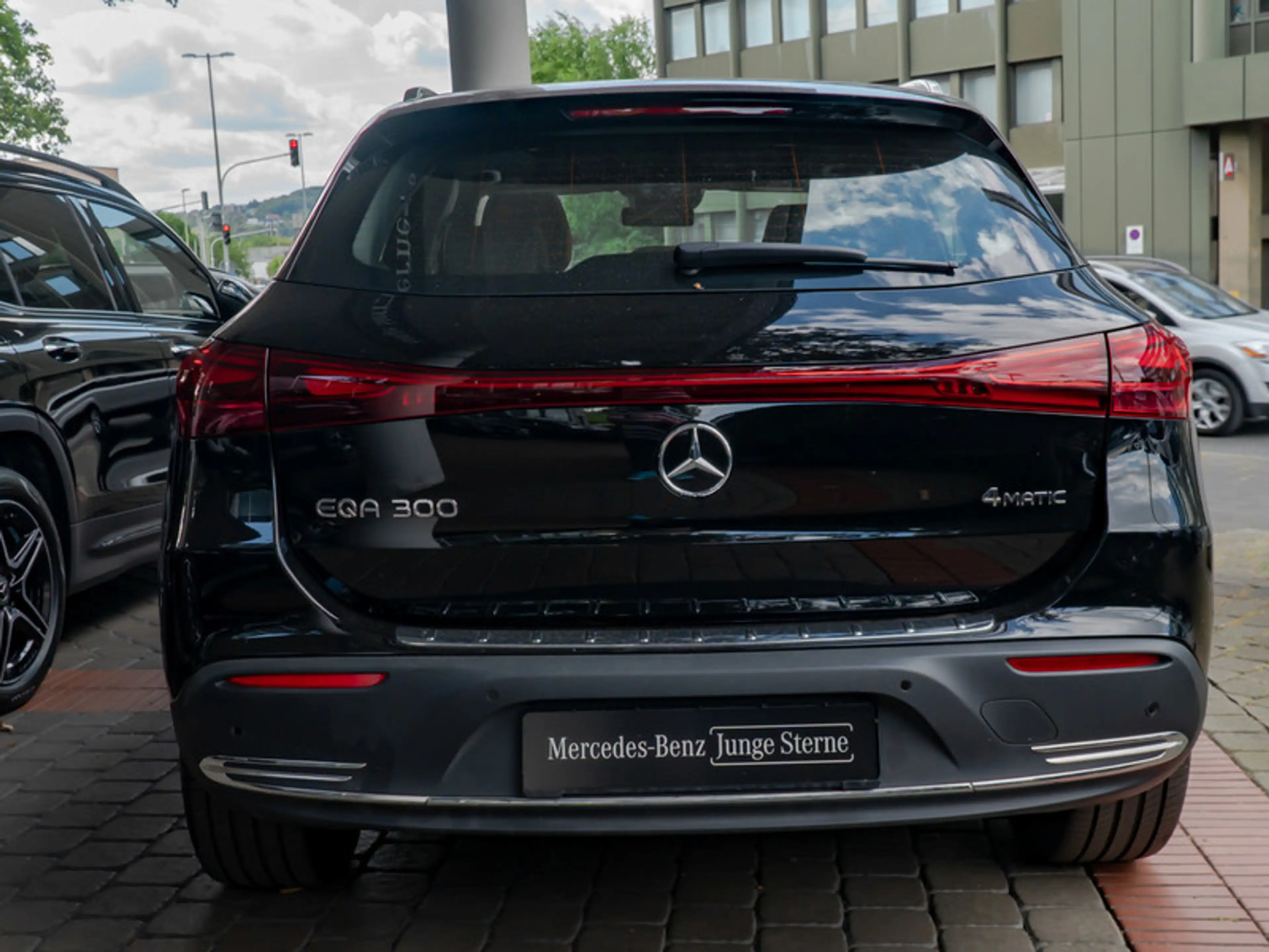 Mercedes-Benz EQA 300 4MATIC Pano+Progressive+Distr+Ambiente — photo 6