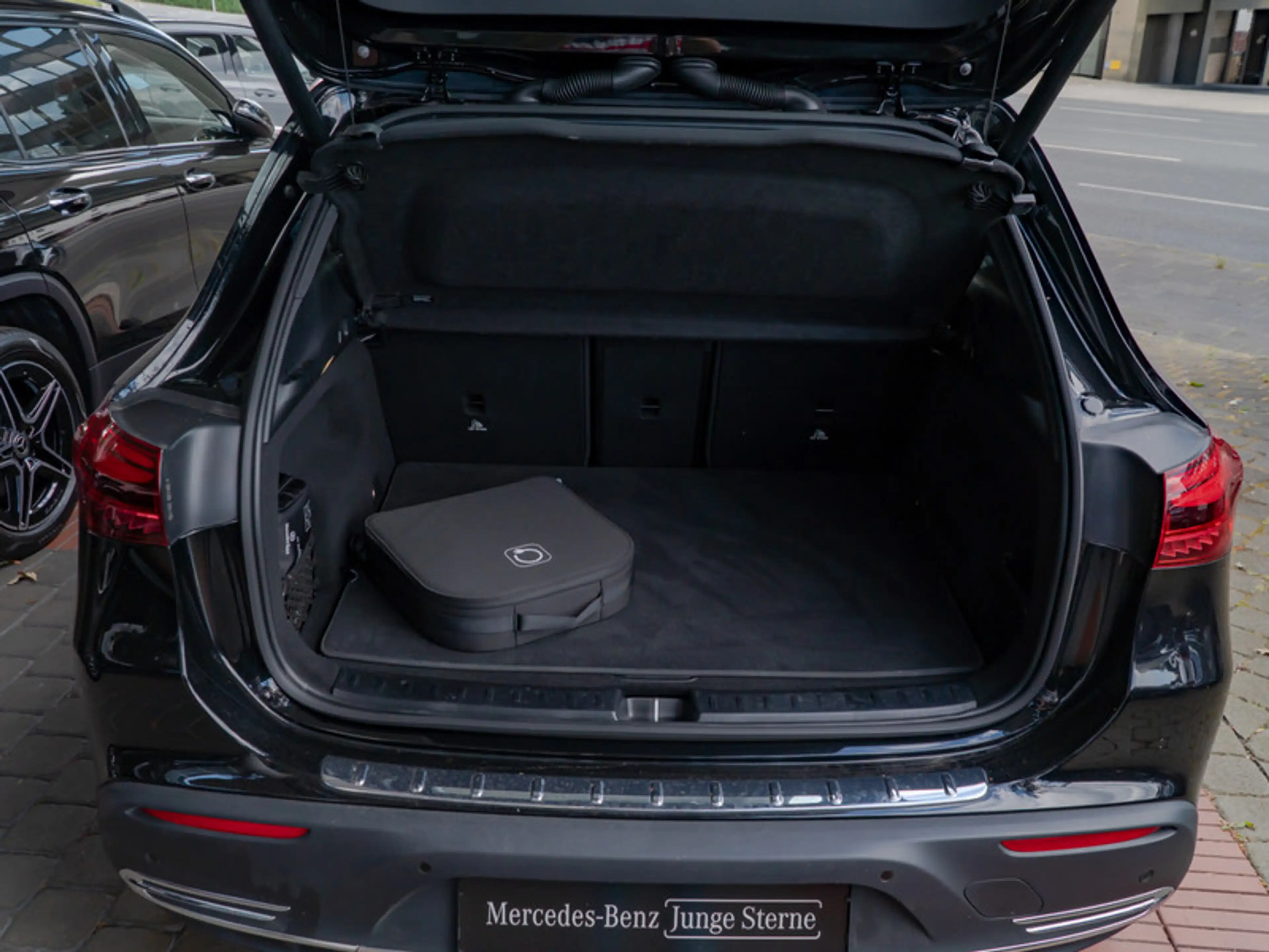 Mercedes-Benz EQA 300 4MATIC Pano+Progressive+Distr+Ambiente — photo 7