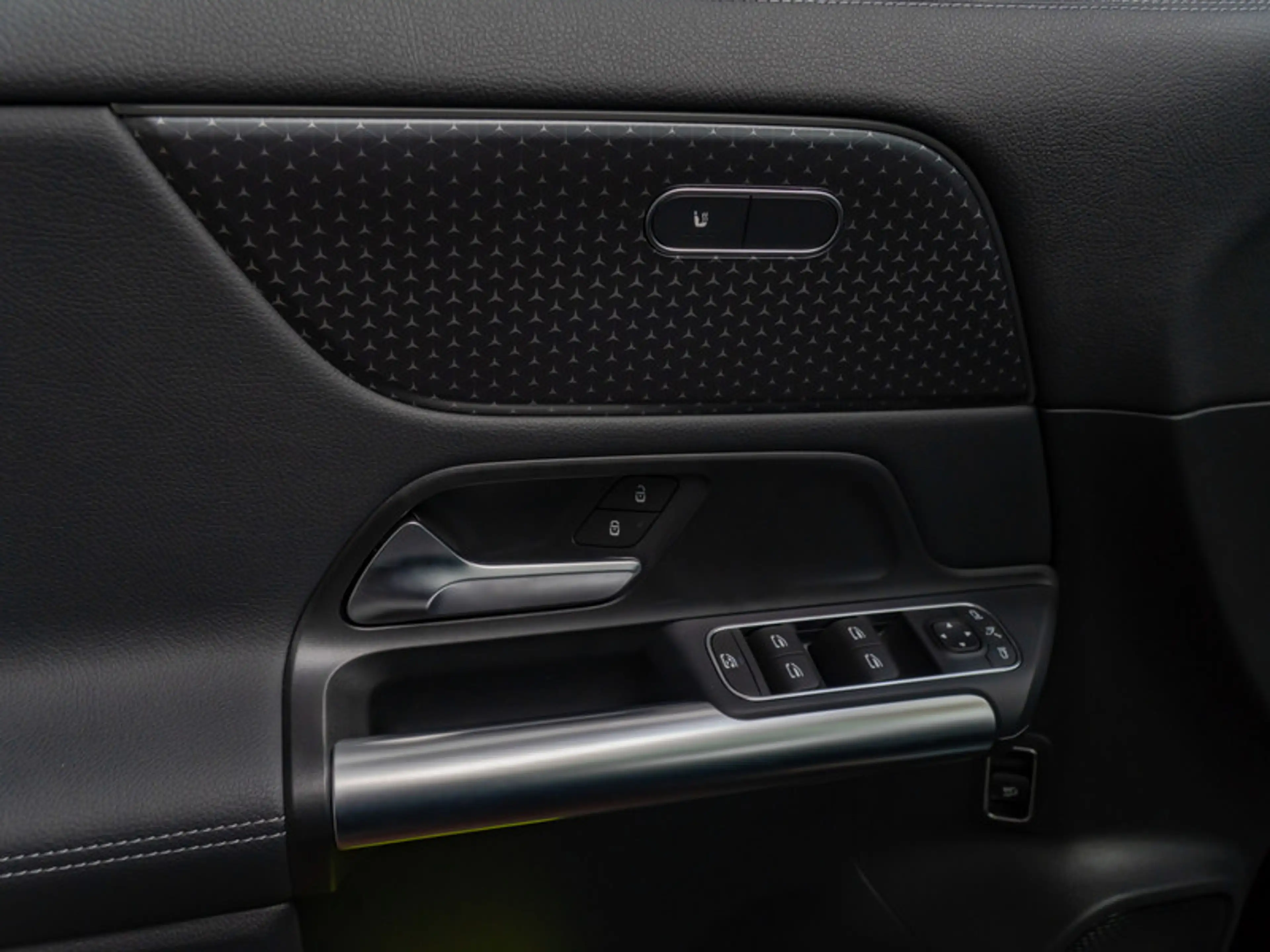 Mercedes-Benz EQA 300 4MATIC Pano+Progressive+Distr+Ambiente — photo 11