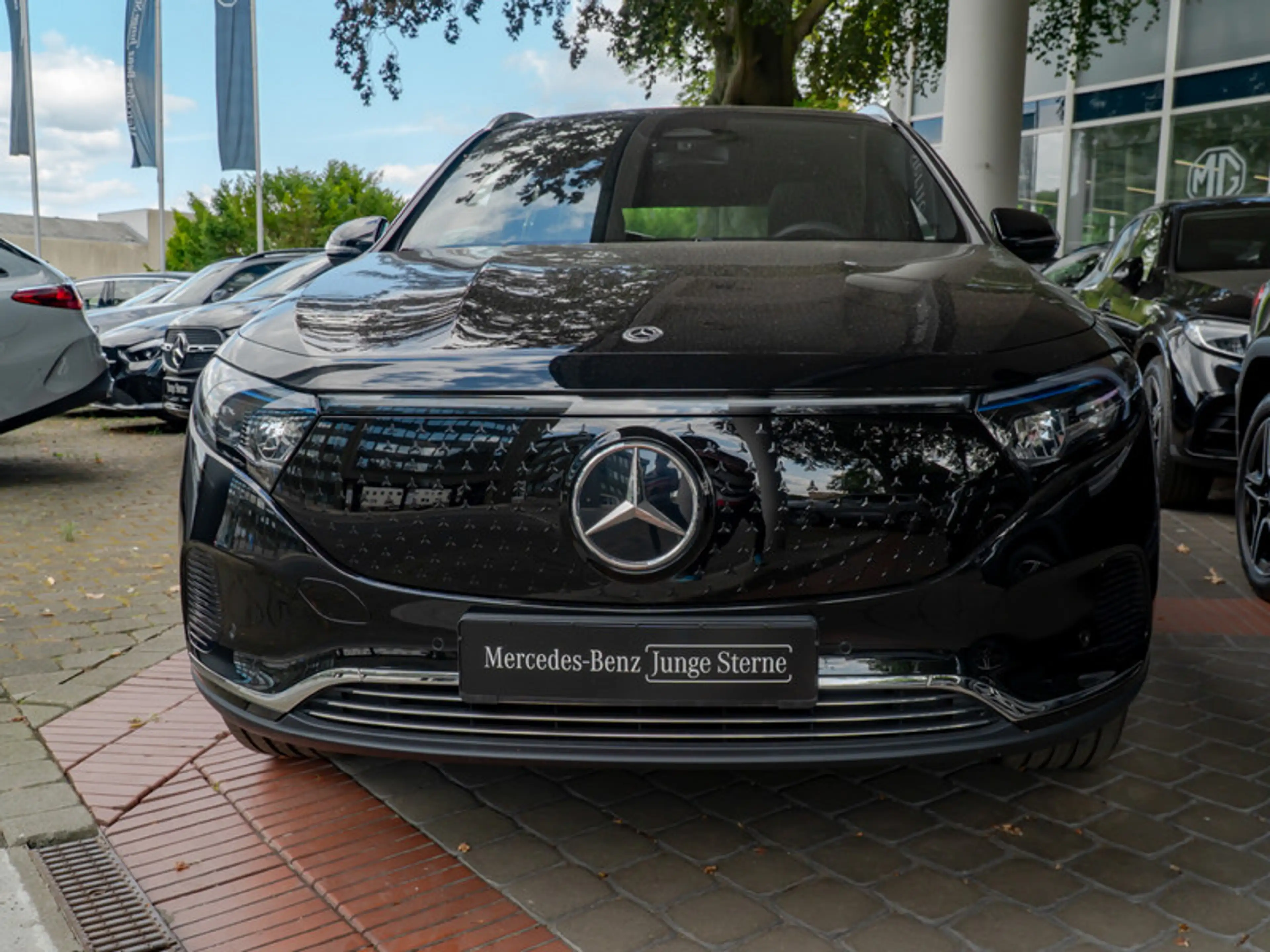 Mercedes-Benz EQA 300 4MATIC Pano+Progressive+Distr+Ambiente — photo 3