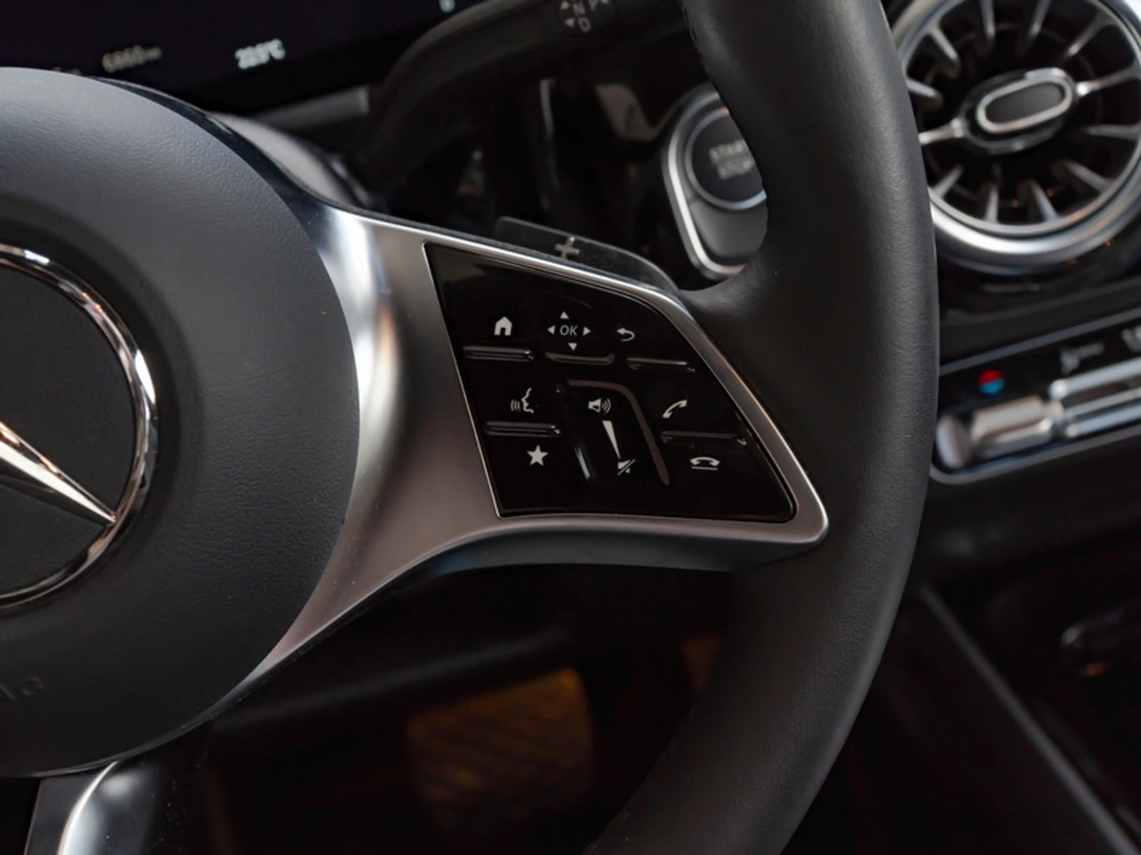 Mercedes-Benz EQA 300 4MATIC Pano+Progressive+Distr+Ambiente — photo 14