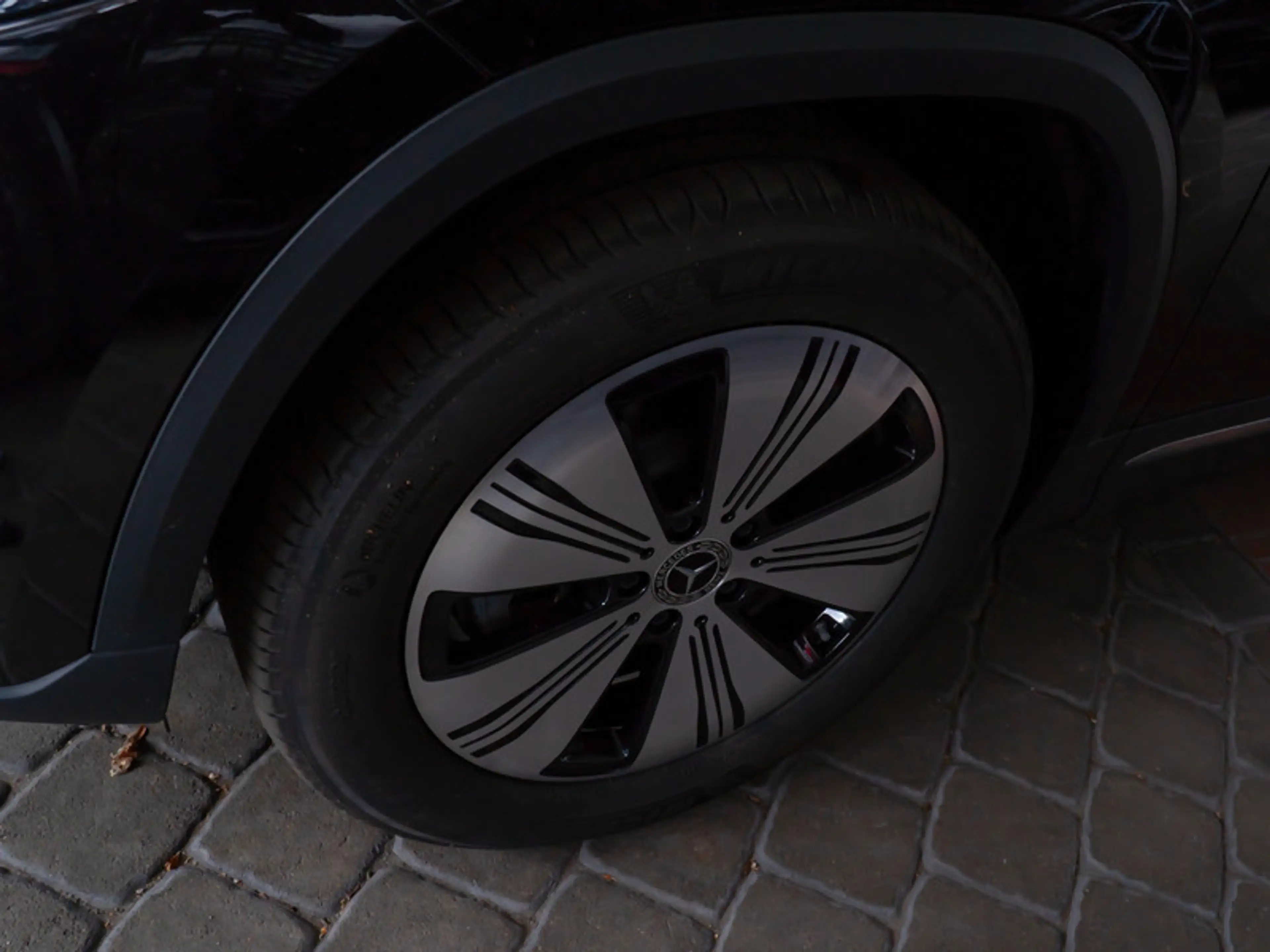 Mercedes-Benz EQA 300 4MATIC Pano+Progressive+Distr+Ambiente — photo 4