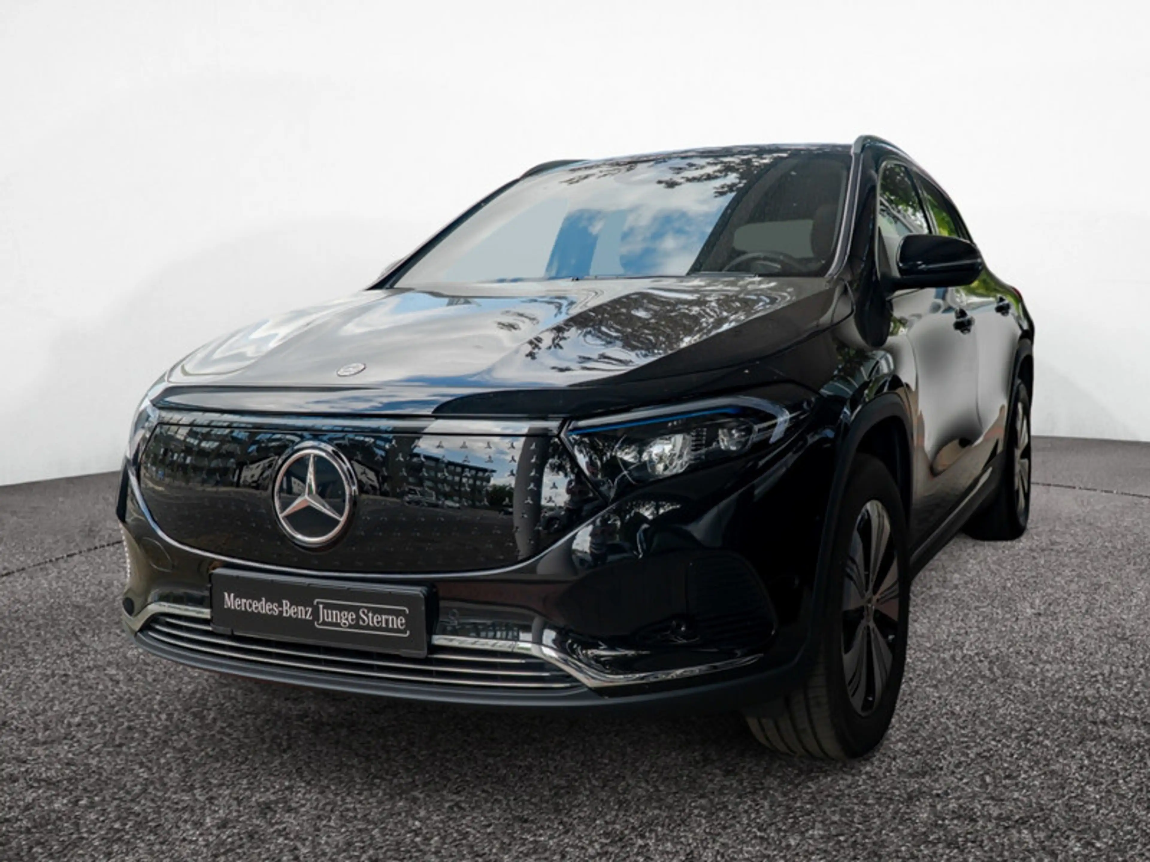 Mercedes-Benz EQA 300 4MATIC Pano+Progressive+Distr+Ambiente — photo 2