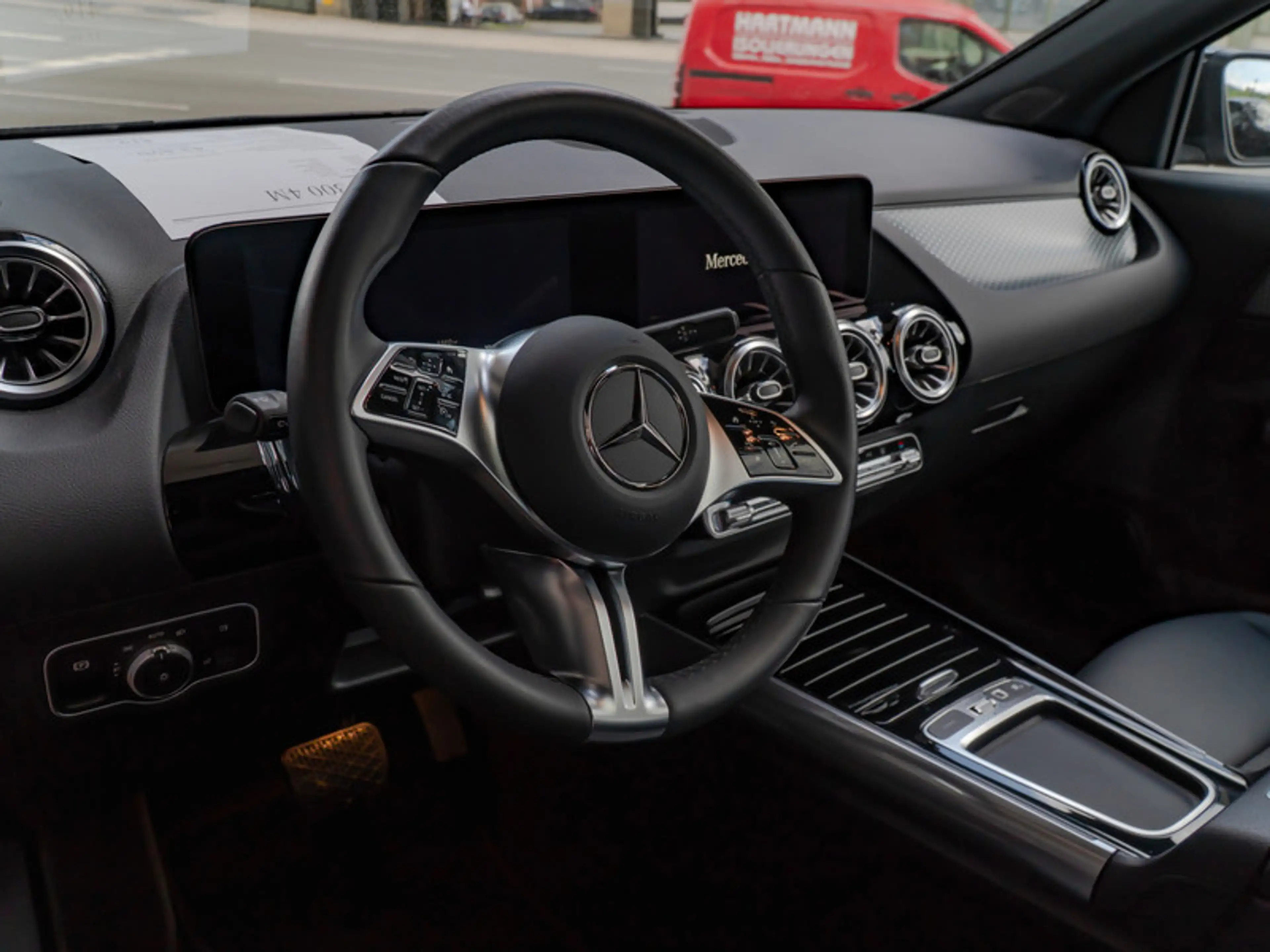 Mercedes-Benz EQA 300 4MATIC Pano+Progressive+Distr+Ambiente — photo 12