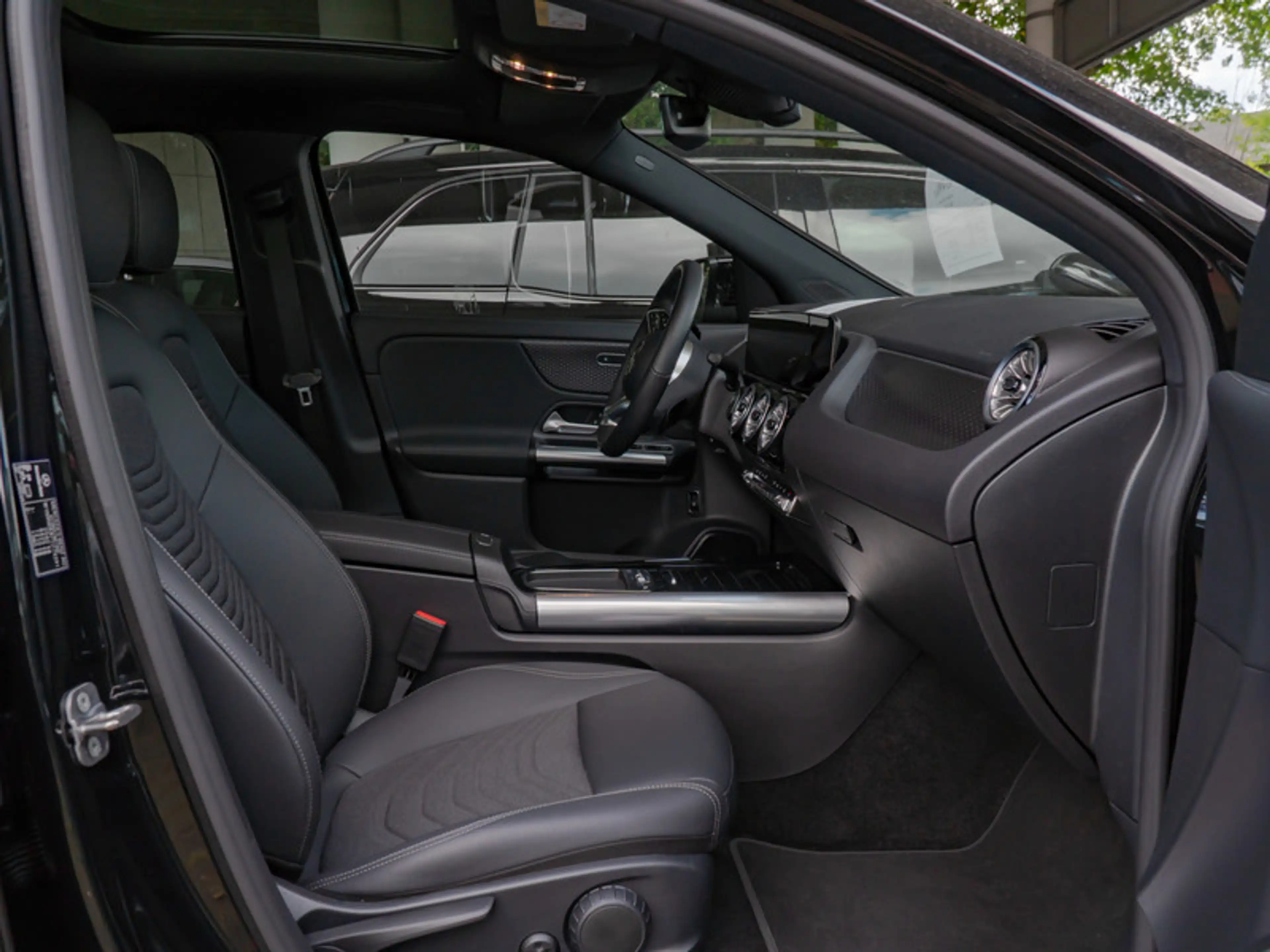 Mercedes-Benz EQA 300 4MATIC Pano+Progressive+Distr+Ambiente — photo 9