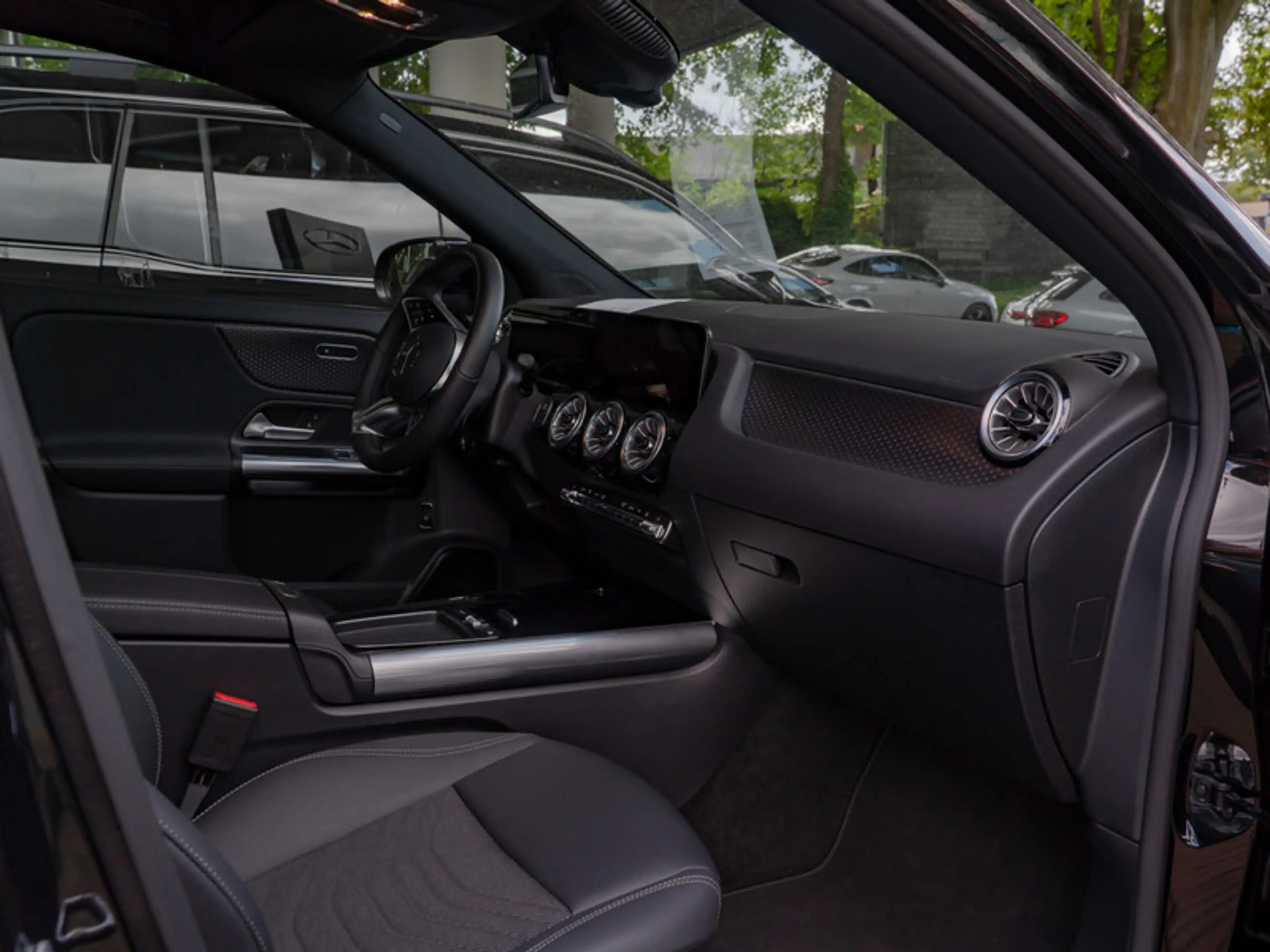 Mercedes-Benz EQA 300 4MATIC Pano+Progressive+Distr+Ambiente — photo 8