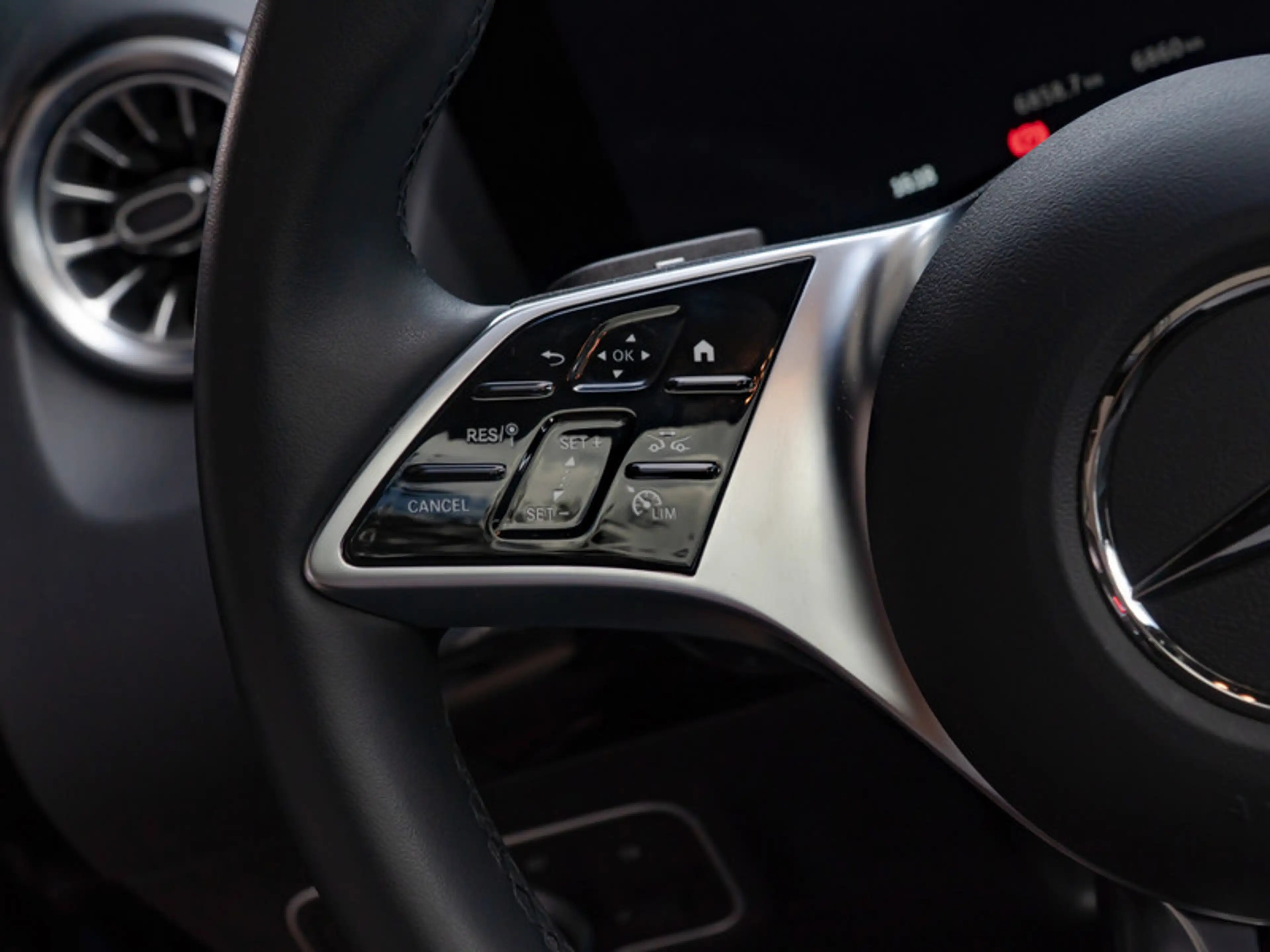 Mercedes-Benz EQA 300 4MATIC Pano+Progressive+Distr+Ambiente — photo 15