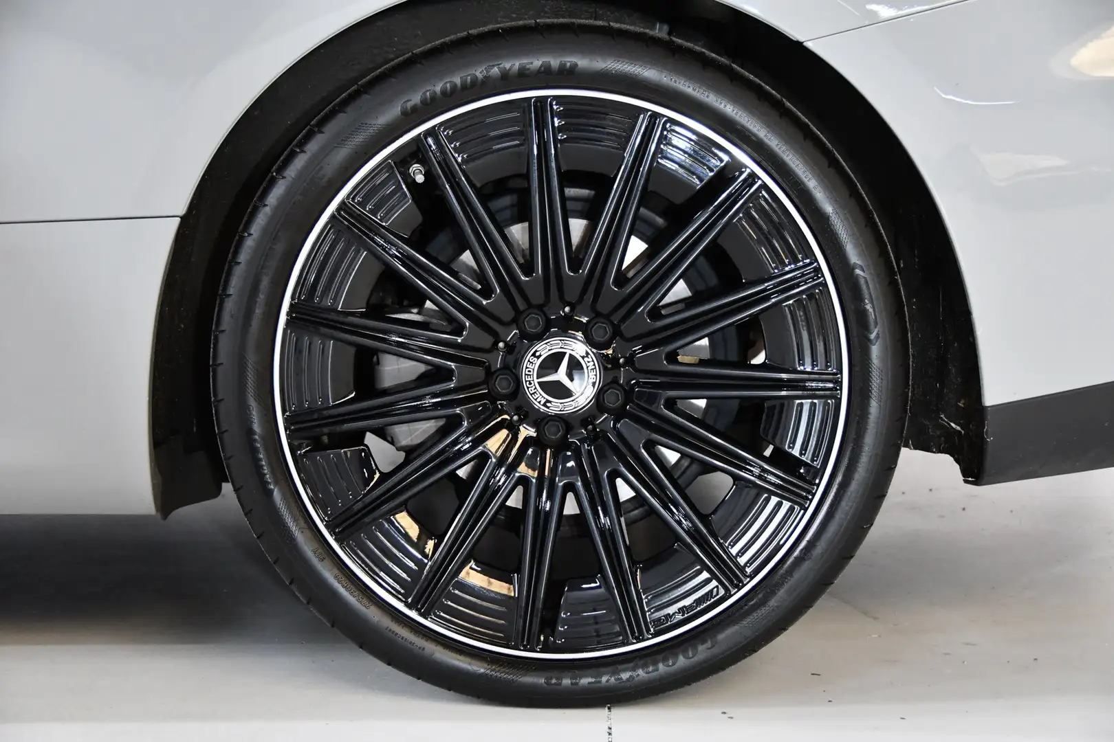 Mercedes-Benz CLE 300 Coupé 4MATIC AMG Line 360Cam Pano Gris - 2