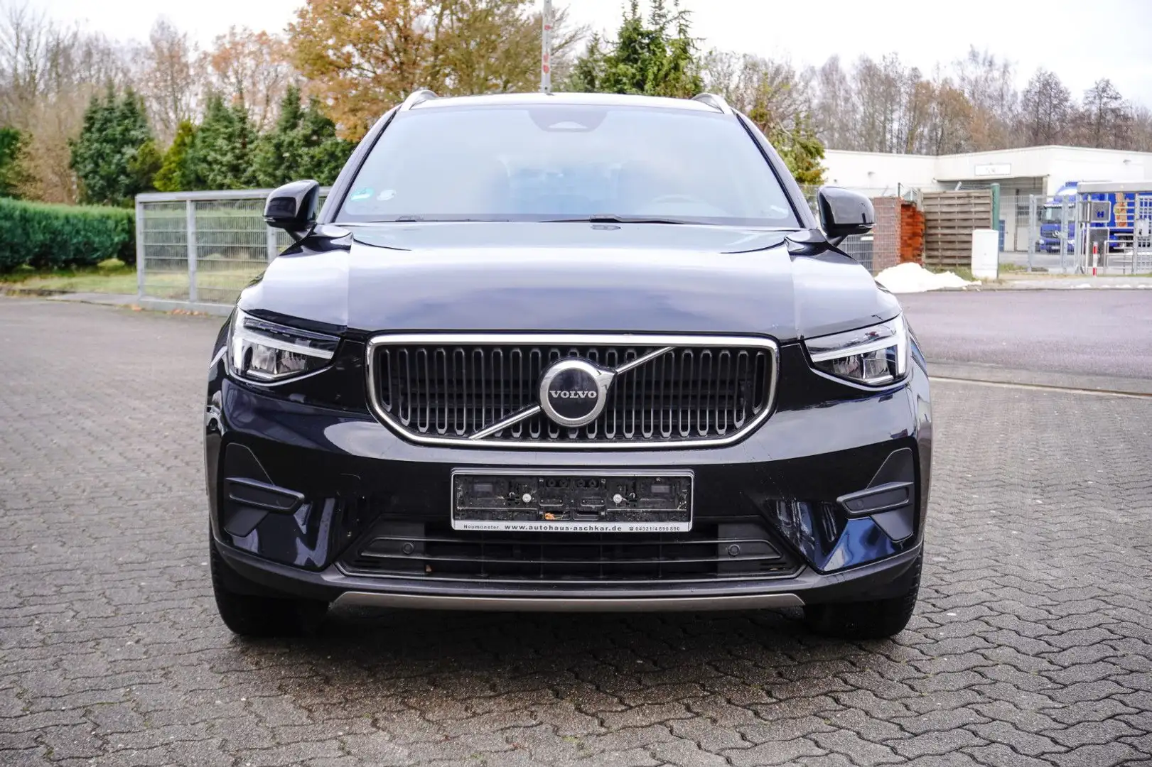 Volvo XC40 2WD Core B3  Mild-Hyb. AUTOM. ACC AHK Schwarz - 2