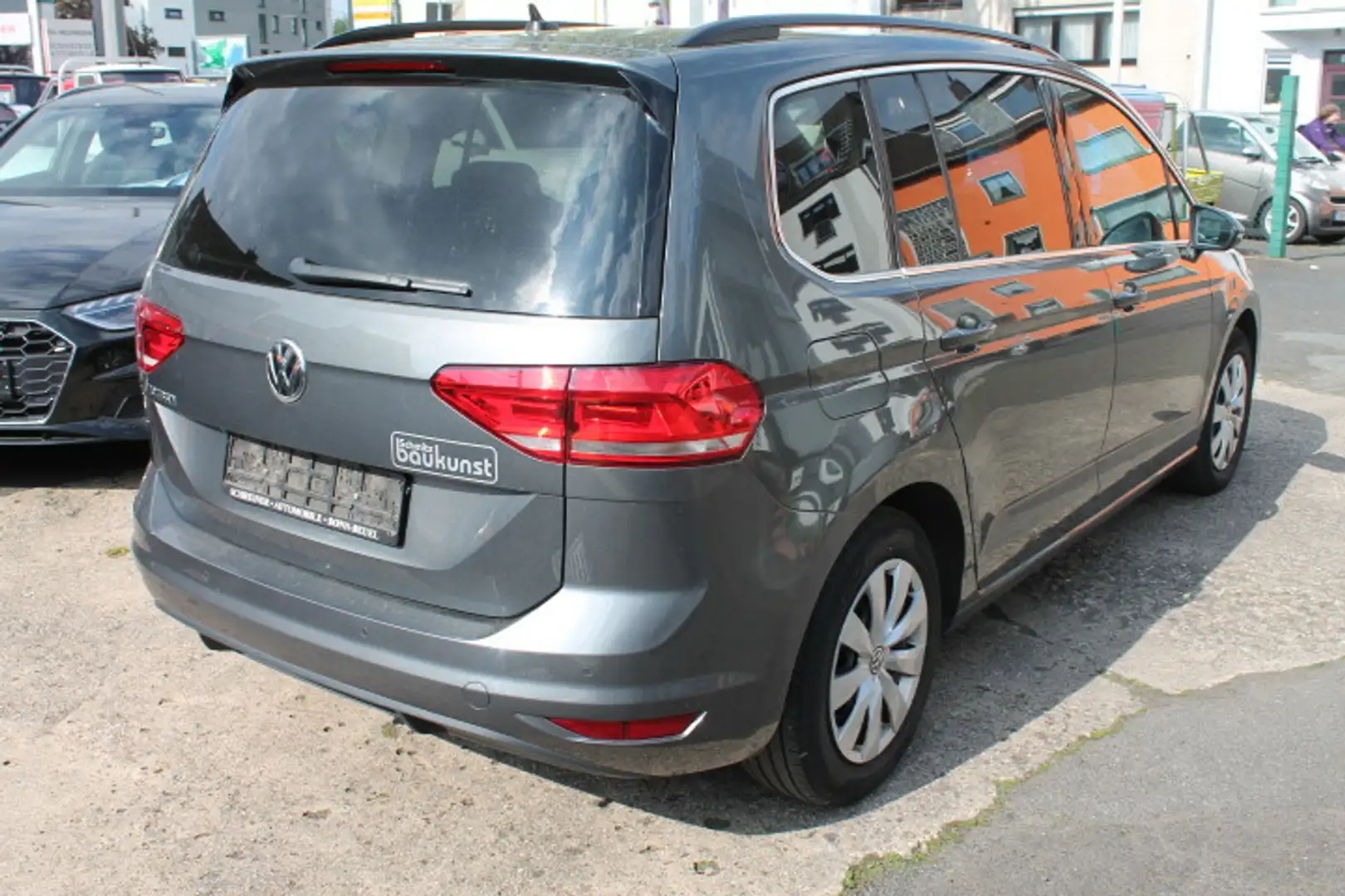 Volkswagen Touran 1,6 TDi DSG Comfort Navi 7-Sitz 1.Hd Scheckheft Grijs - 2