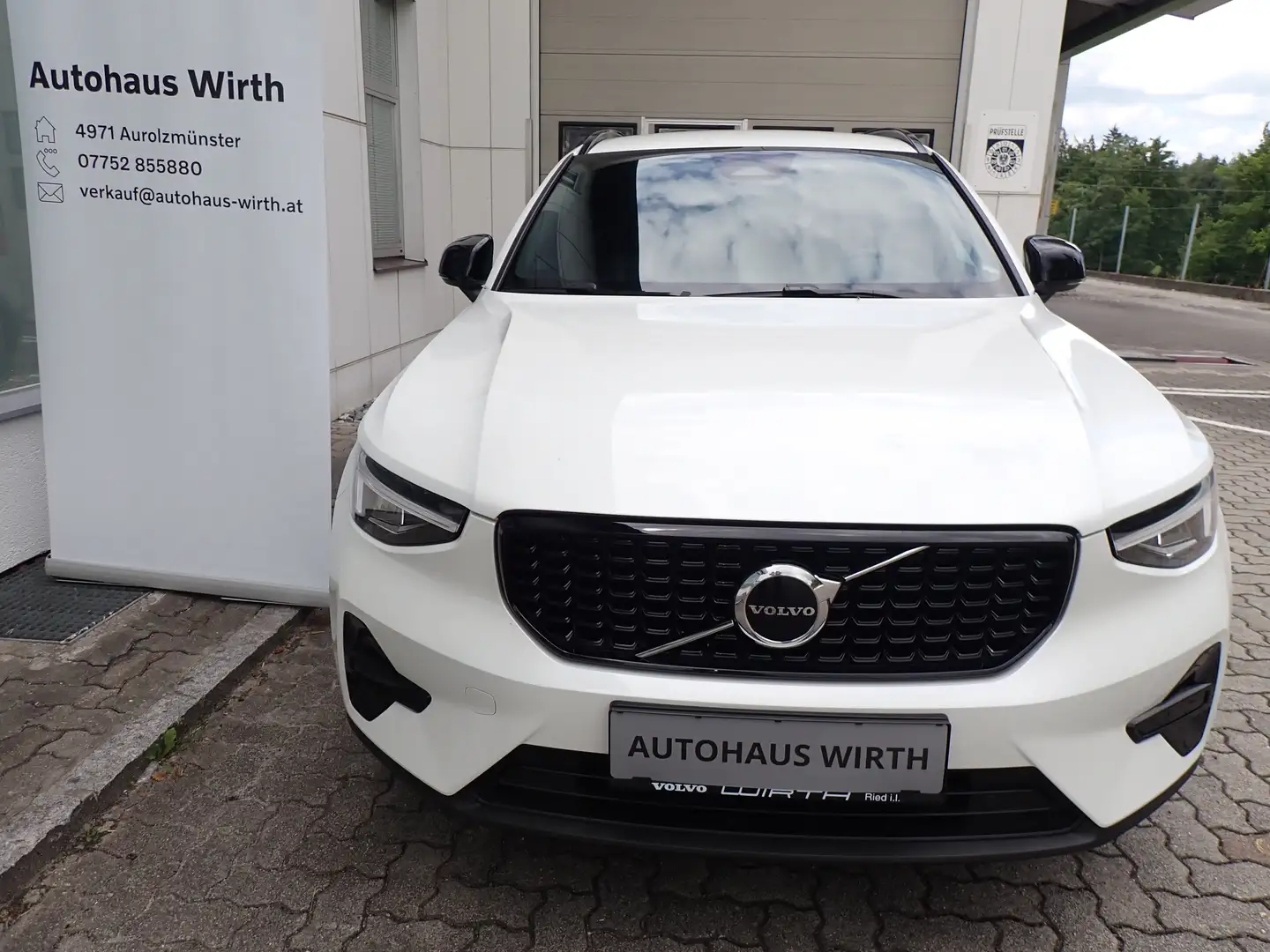 Volvo XC40 B3 Plus Dark Aut. / Fahrerassistenzpaket Weiß - 2