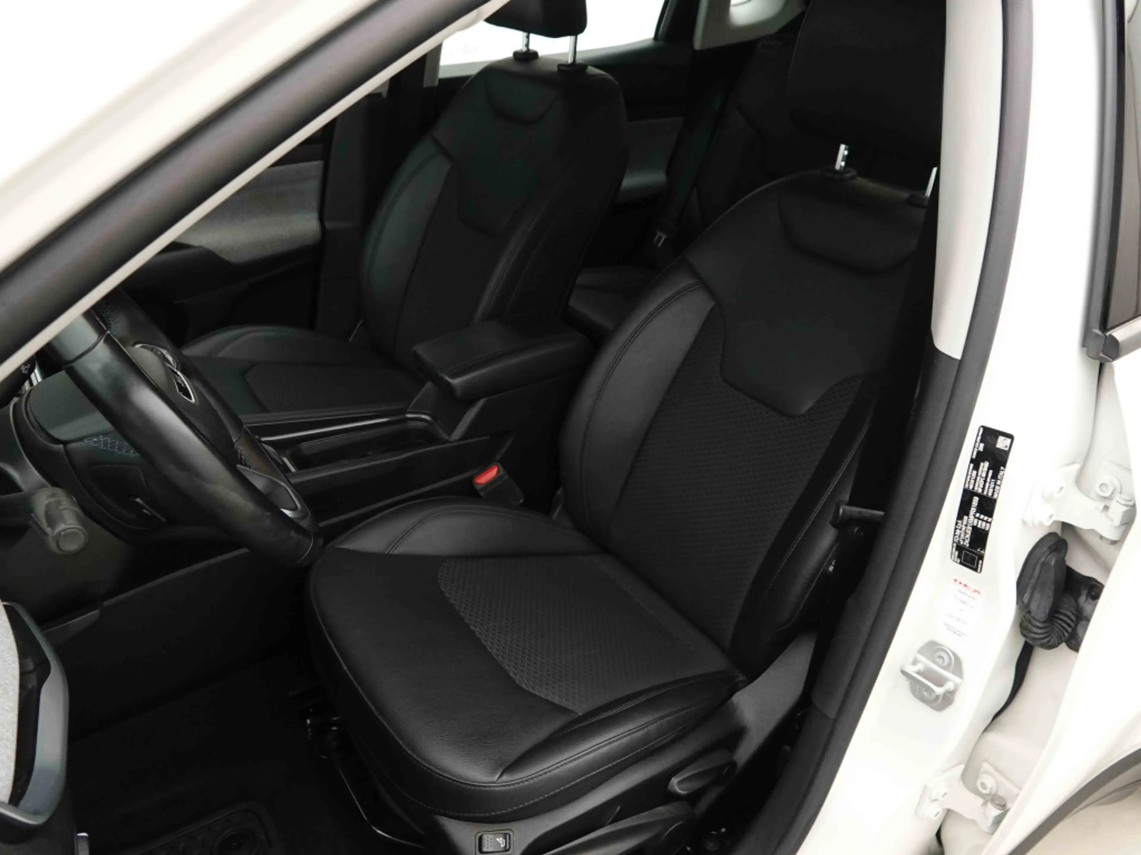 Jeep Compass 1.3 T4 AUT 150 Longitude | GPS | Camera | Heated Seats | LED Lights — photo 7