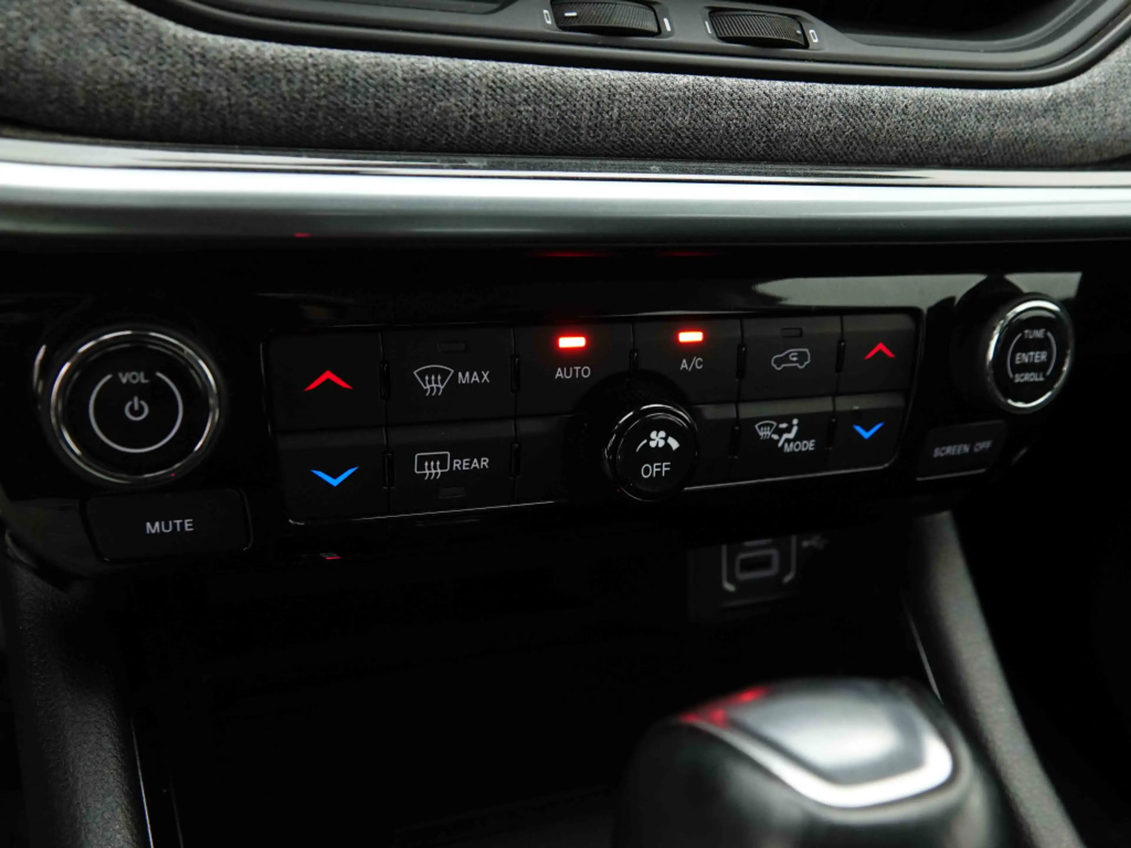 Jeep Compass 1.3 T4 AUT 150 Longitude | GPS | Camera | Heated Seats | LED Lights — photo 15