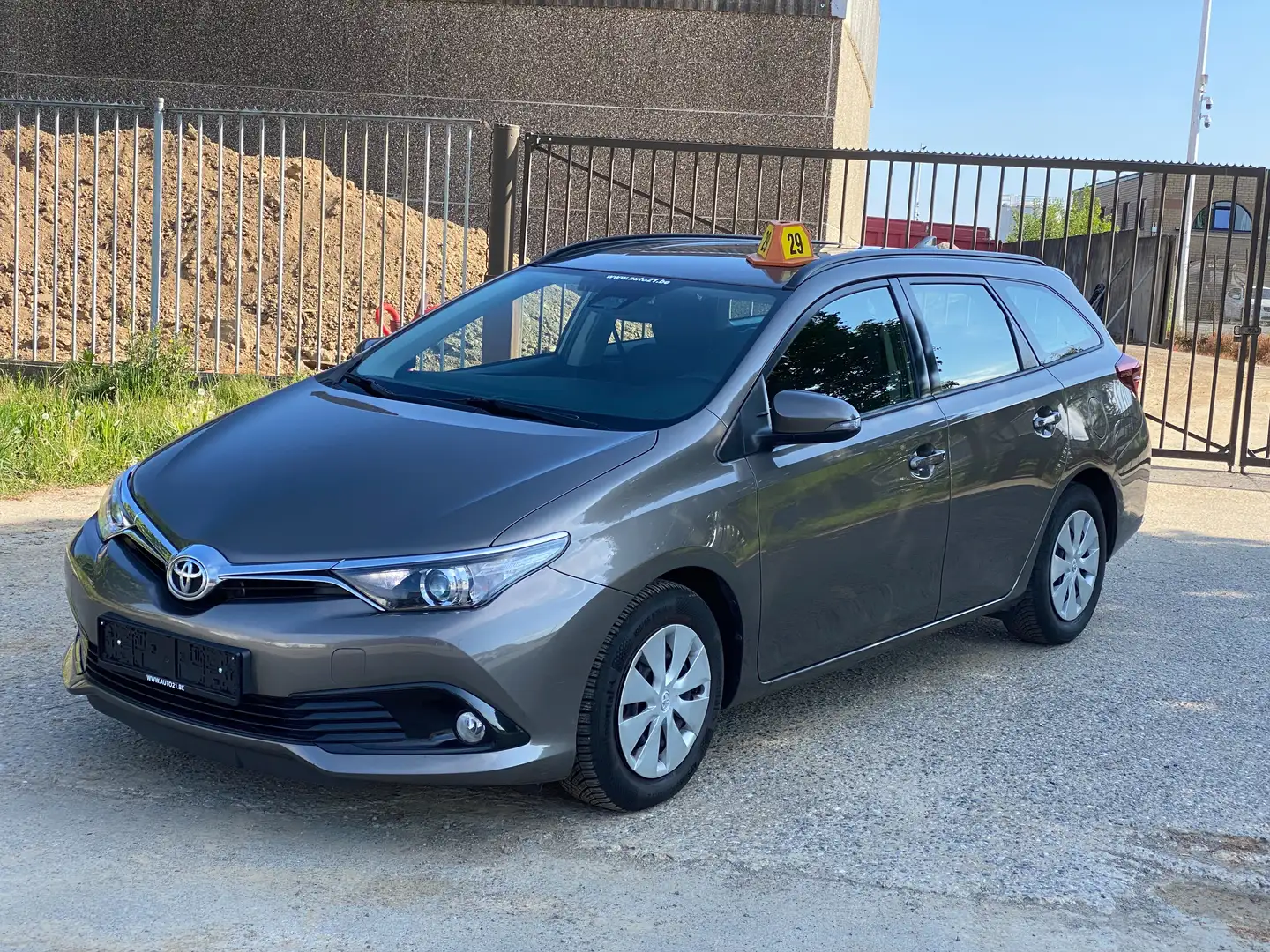 Toyota Auris SW 1.33i VVT-i Active Grau - 1