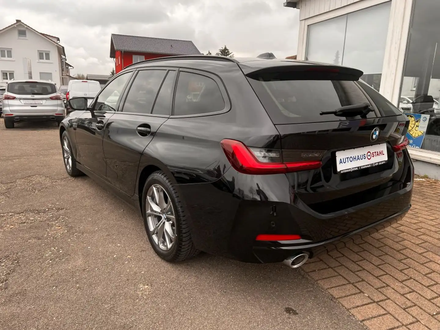 BMW 320 320d Touring xDrive Aut. Schwarz - 2