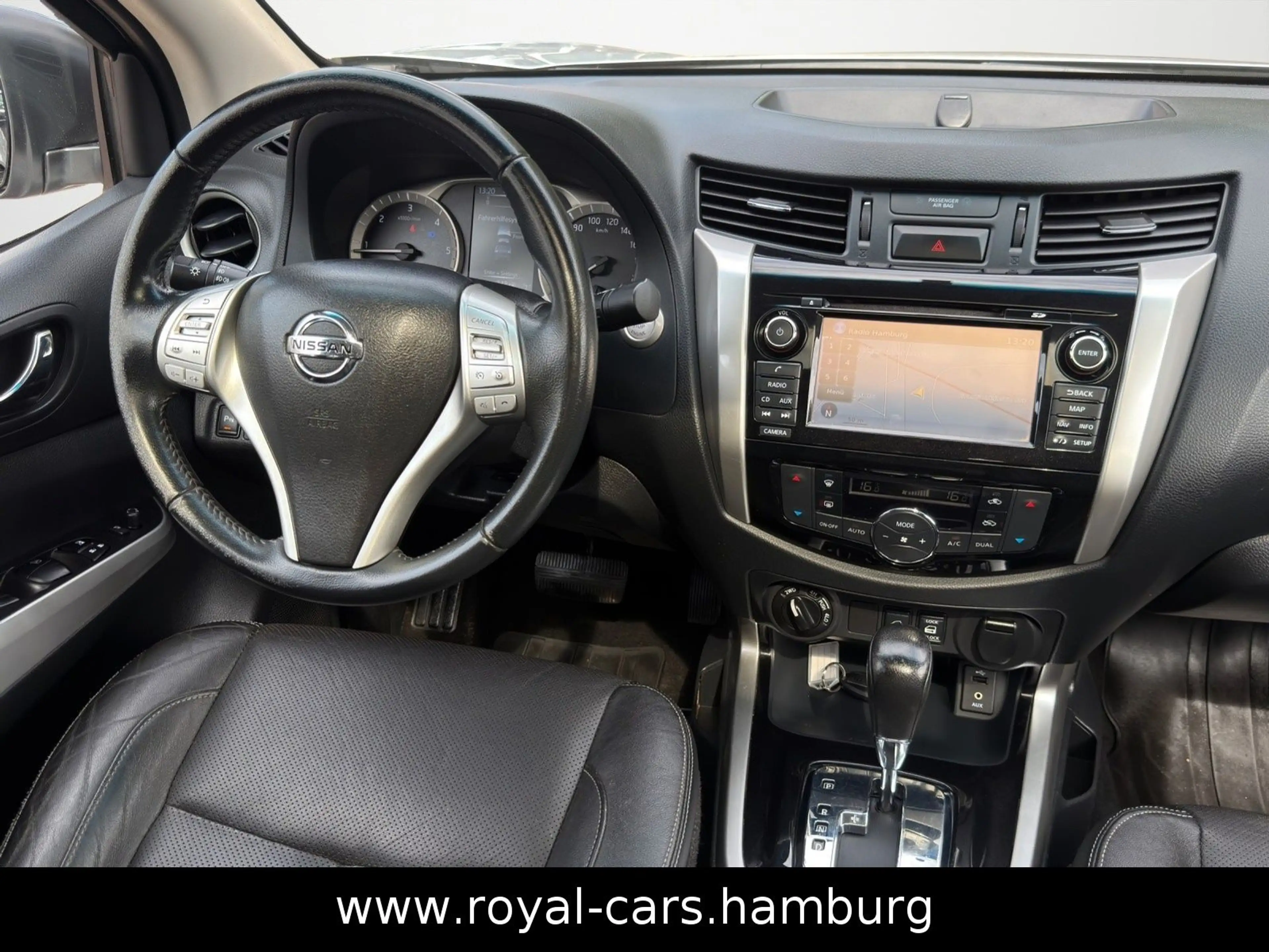Nissan Navara NP300 Tekna Double Cab 4x4*360*AHK*SHZ* — photo 11