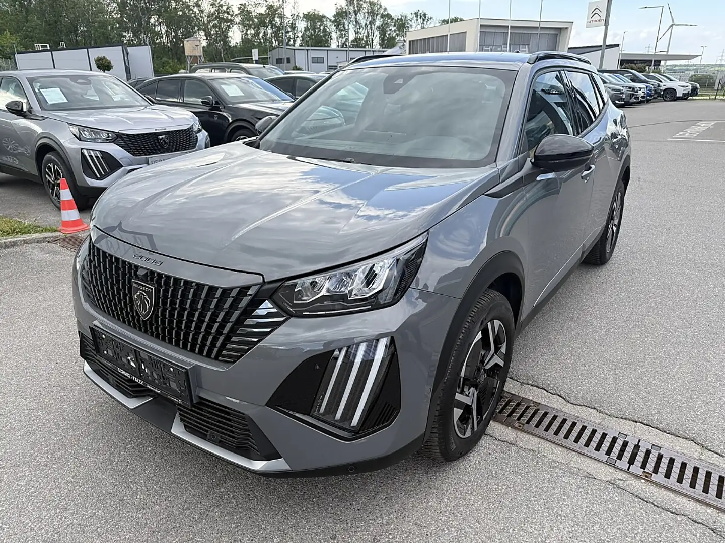 Peugeot 2008 Hybrid 136 e-DCS6 Allure Grau - 1