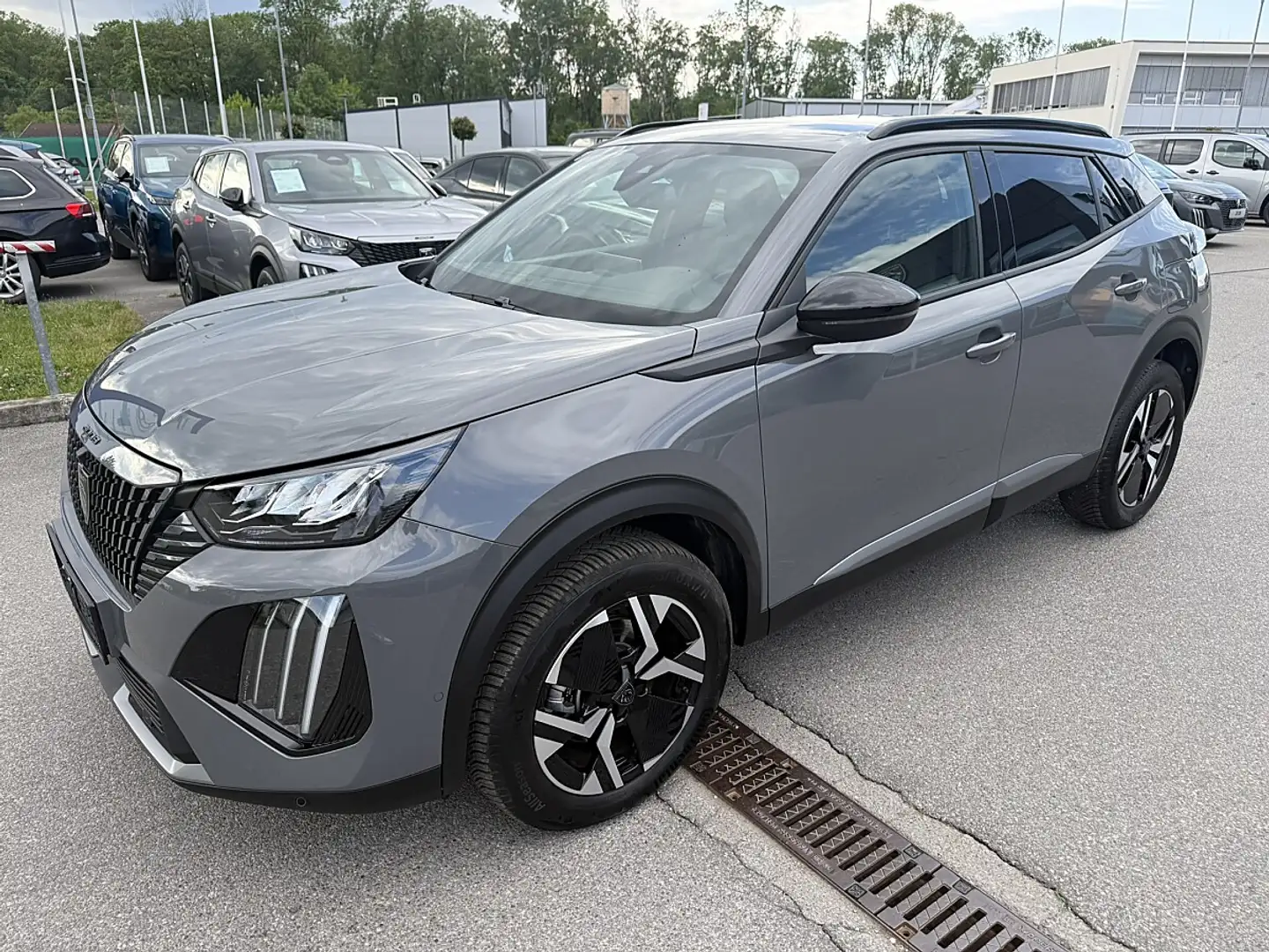 Peugeot 2008 Hybrid 136 e-DCS6 Allure Grau - 2