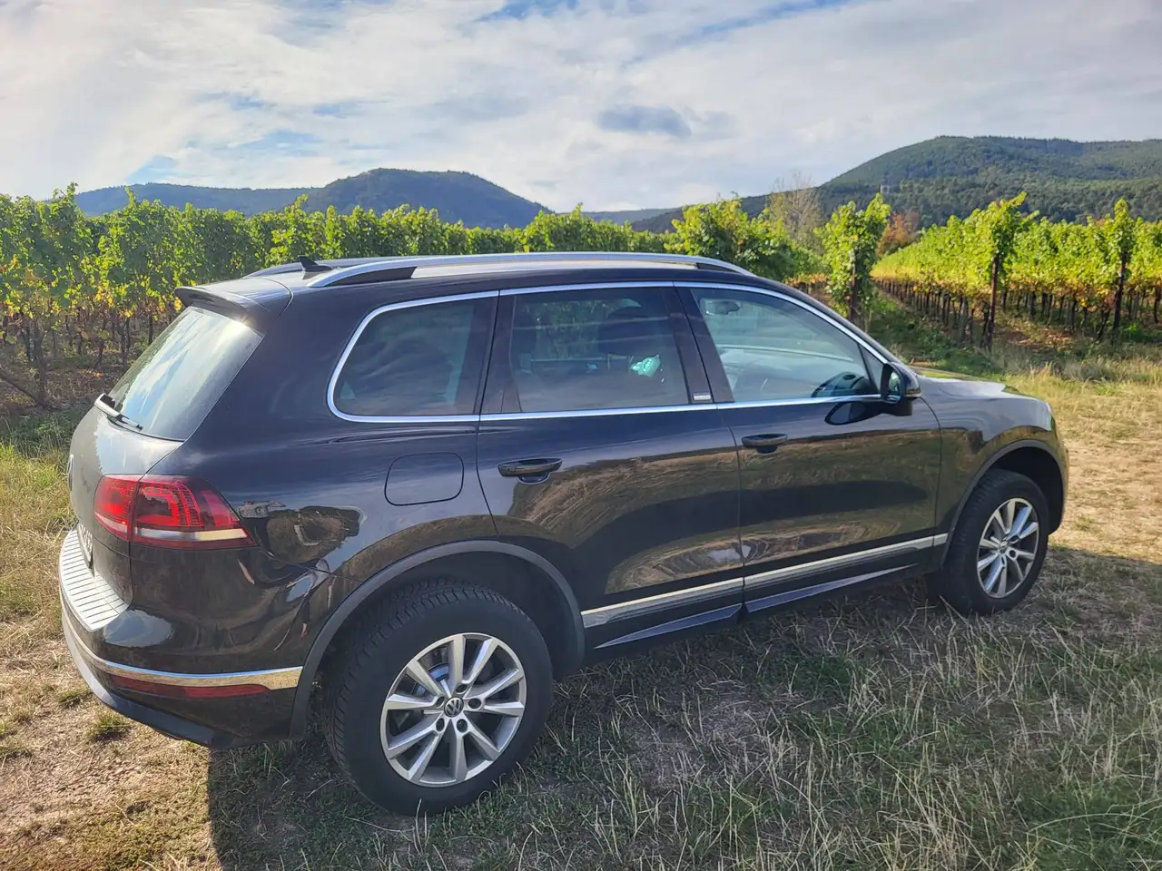 Volkswagen Touareg — photo 1 of 4