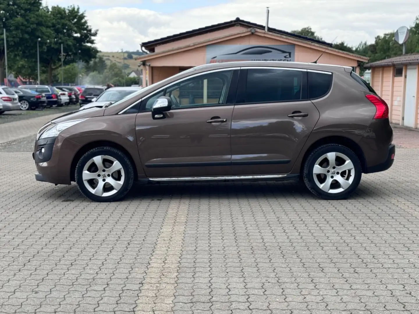 Peugeot 3008 2.0  HDi * 1 HAND *Automatik * TÜV NEU Brown - 2