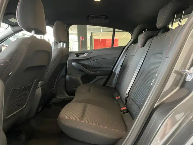 Ford Focus view 12