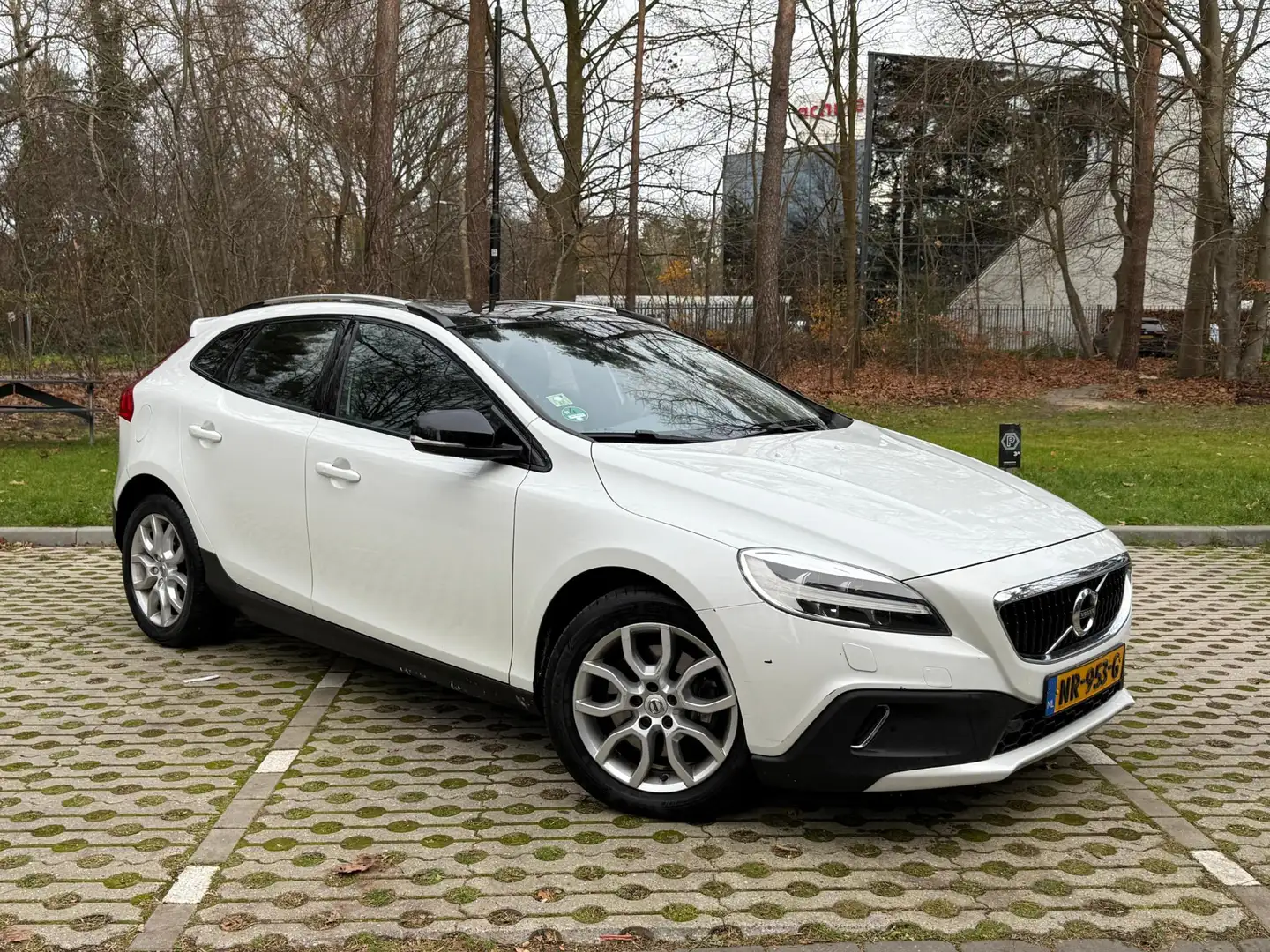 Volvo V40 Cross Country 2.0 T4 Nordic+ Wit - 1