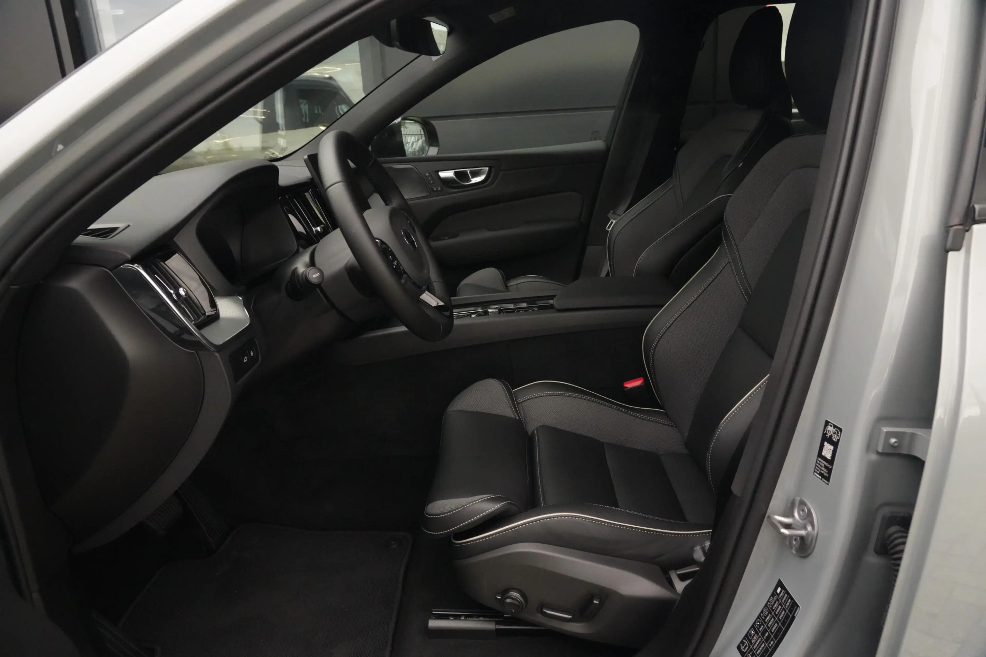 Volvo XC60 2.0 T8 FACELIFT Plug-in hybrid AWD Ultra Black Edi — photo 4