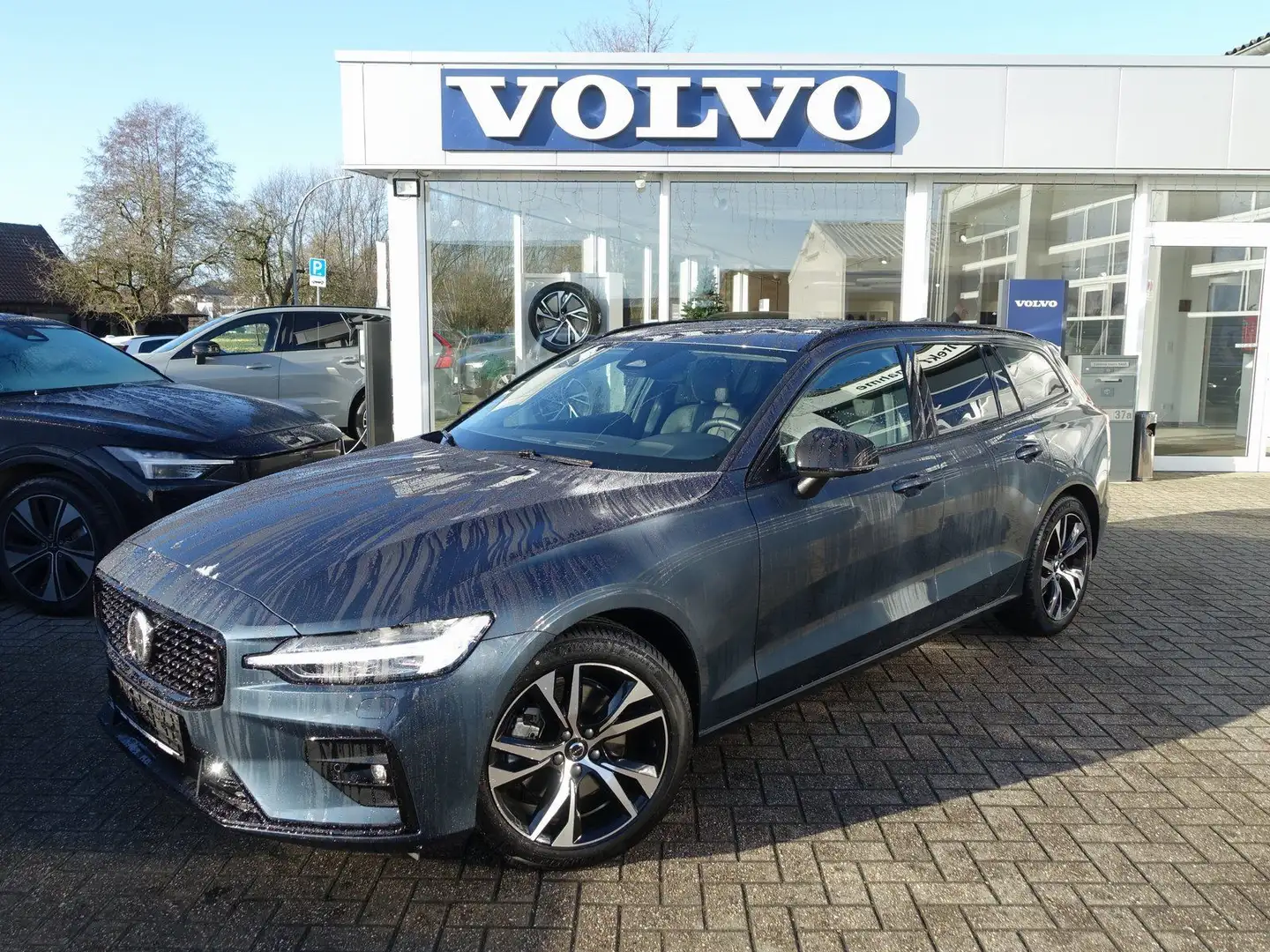 Volvo V60 Plus B4 Mild-Hybrid Dark/360°Cam/Lenkradhz. Blau - 1
