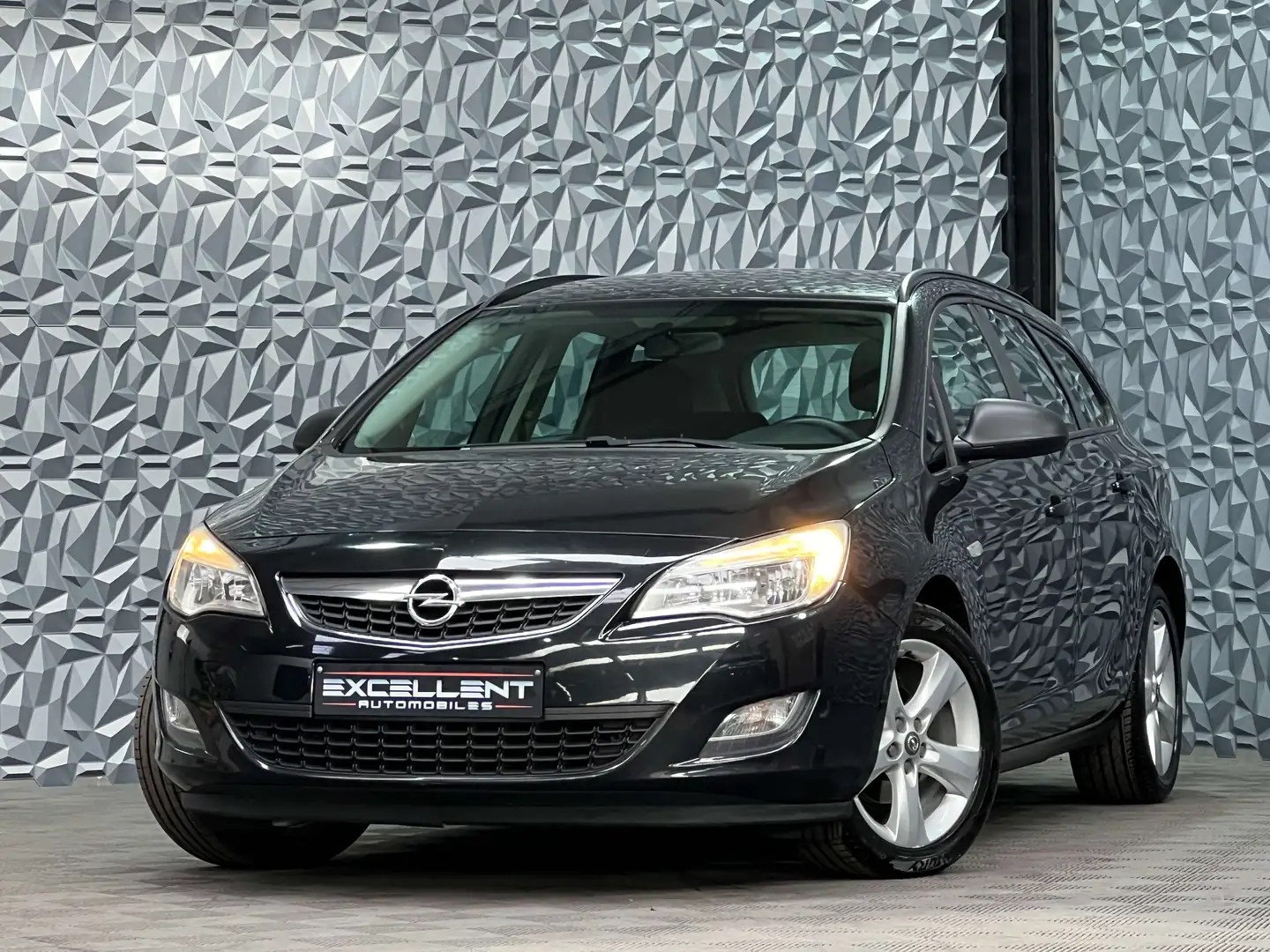 Opel Astra 1.3 CDTi ecoFLEX Cosmo Start/Stop Zwart - 1
