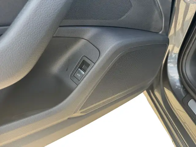Audi A6 view 11