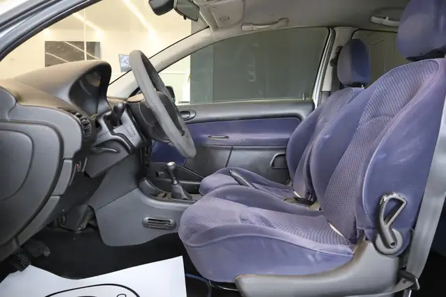 Peugeot 206 view 7