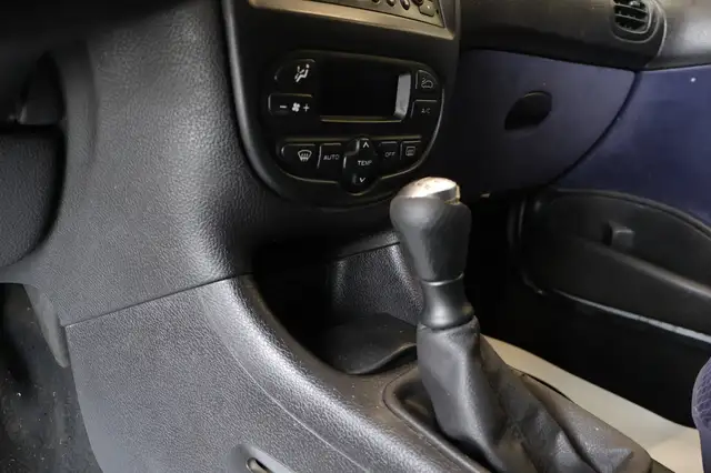 Peugeot 206 view 13